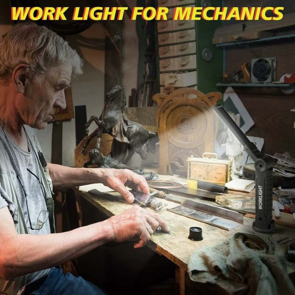 Ein älterer Mann arbeitet mit Metall auf einem Holztisch, beleuchtet von einer Arbeitsleuchte. Im Hintergrund eine Pferdeskulptur.