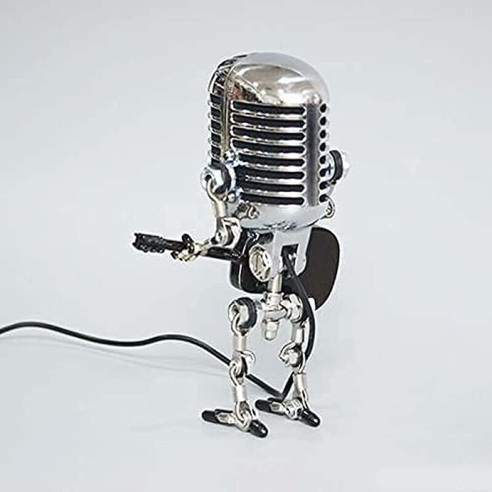 Ein Chrom-Mikrofon-Roboter mit Beinen und Armen. Es hat ein schwarzes gitarrenförmiges Teil und einen schwarzen Draht.