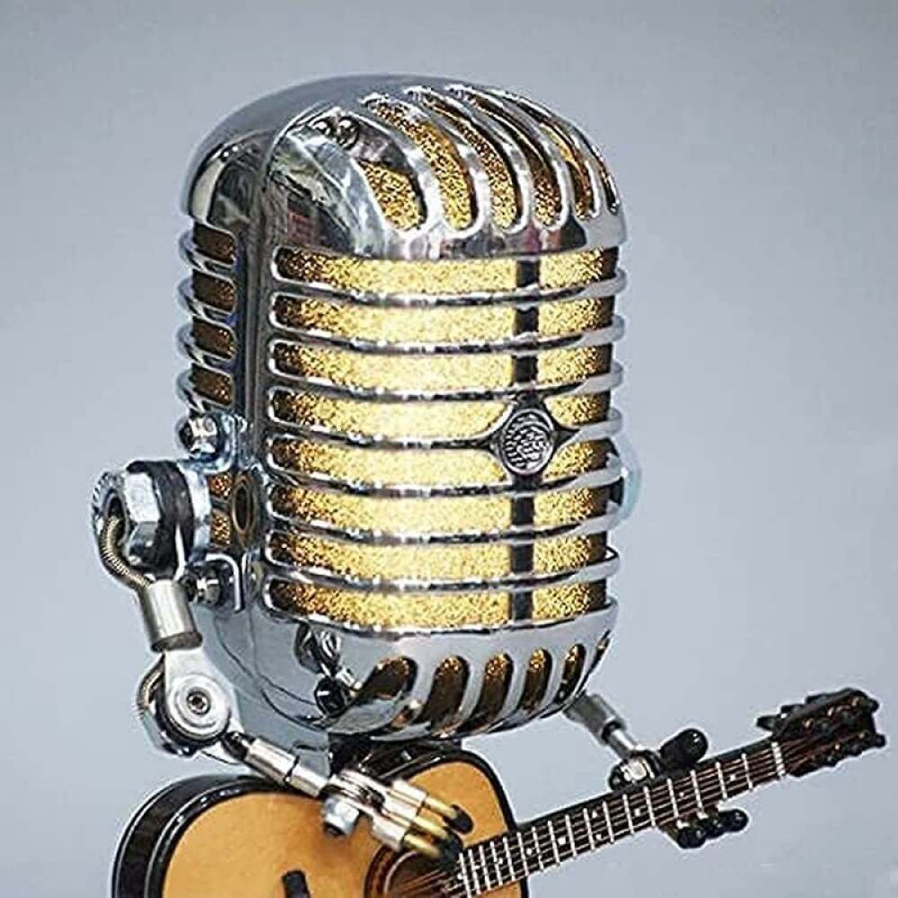 Eine dekorative Mikrofonstatue, die eine Gitarre hält. Das Mikrofon ist verchromt mit goldenen Akzenten, die Gitarre ist aus Holz.