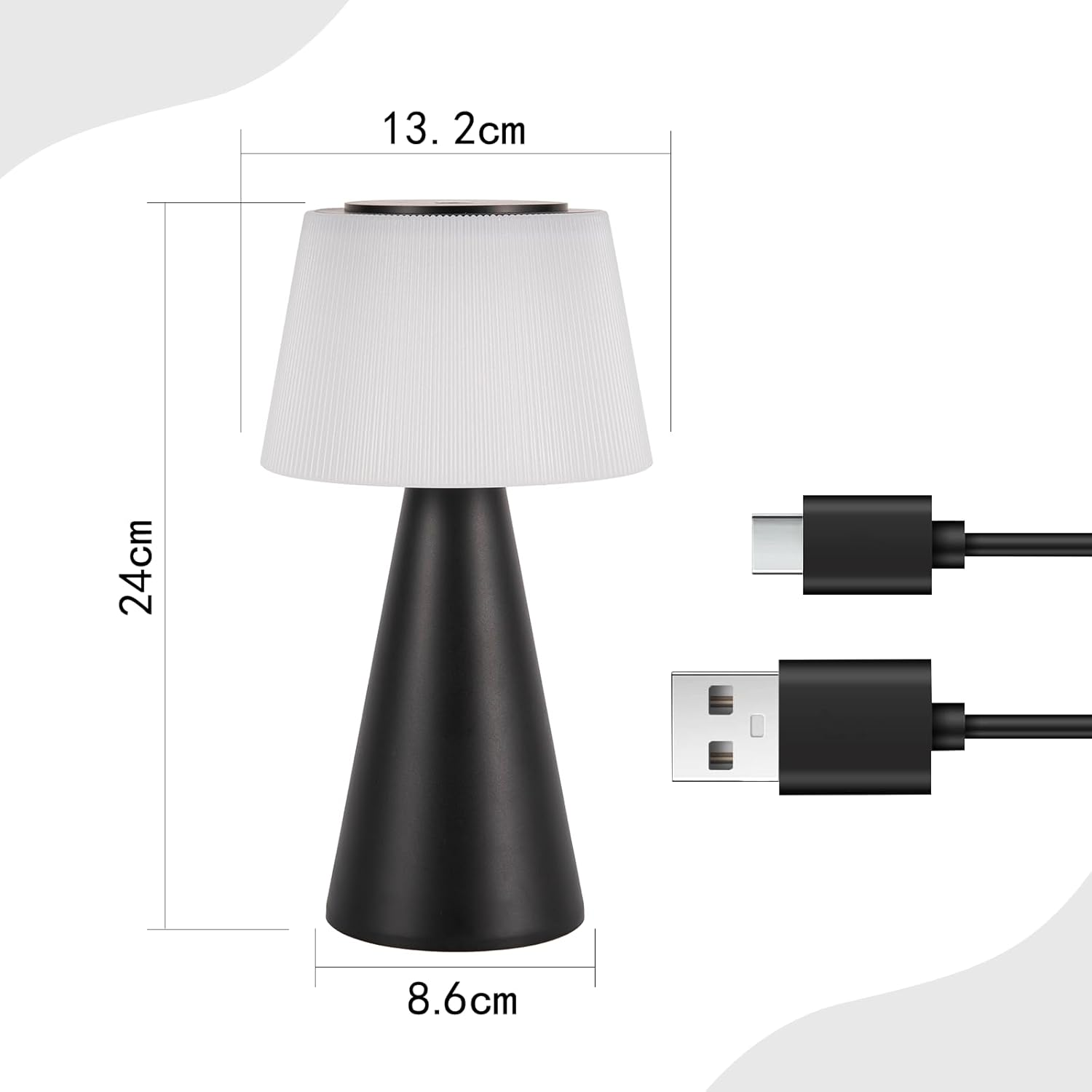 Una lámpara de mesa con medidas. Tiene una pantalla blanca y una base negra. También se muestran cables USB.