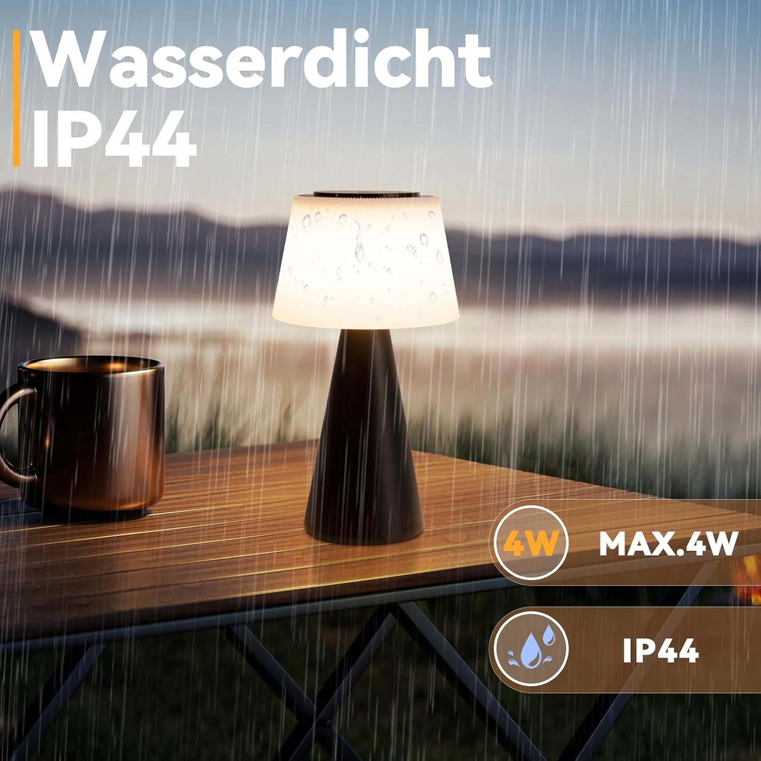 Una lámpara impermeable sobre una mesa de madera con una taza. Llueve. Texto: Wasserdicht IP44, 4W MAX.4W, IP44.