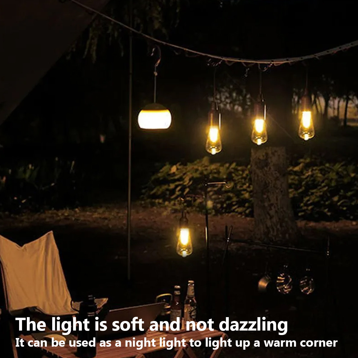 Warme Beleuchtung beleuchtet einen Campingplatz. Hängelampen und ein Lagerfeuer-Setup sind vor dunklem Hintergrund sichtbar.