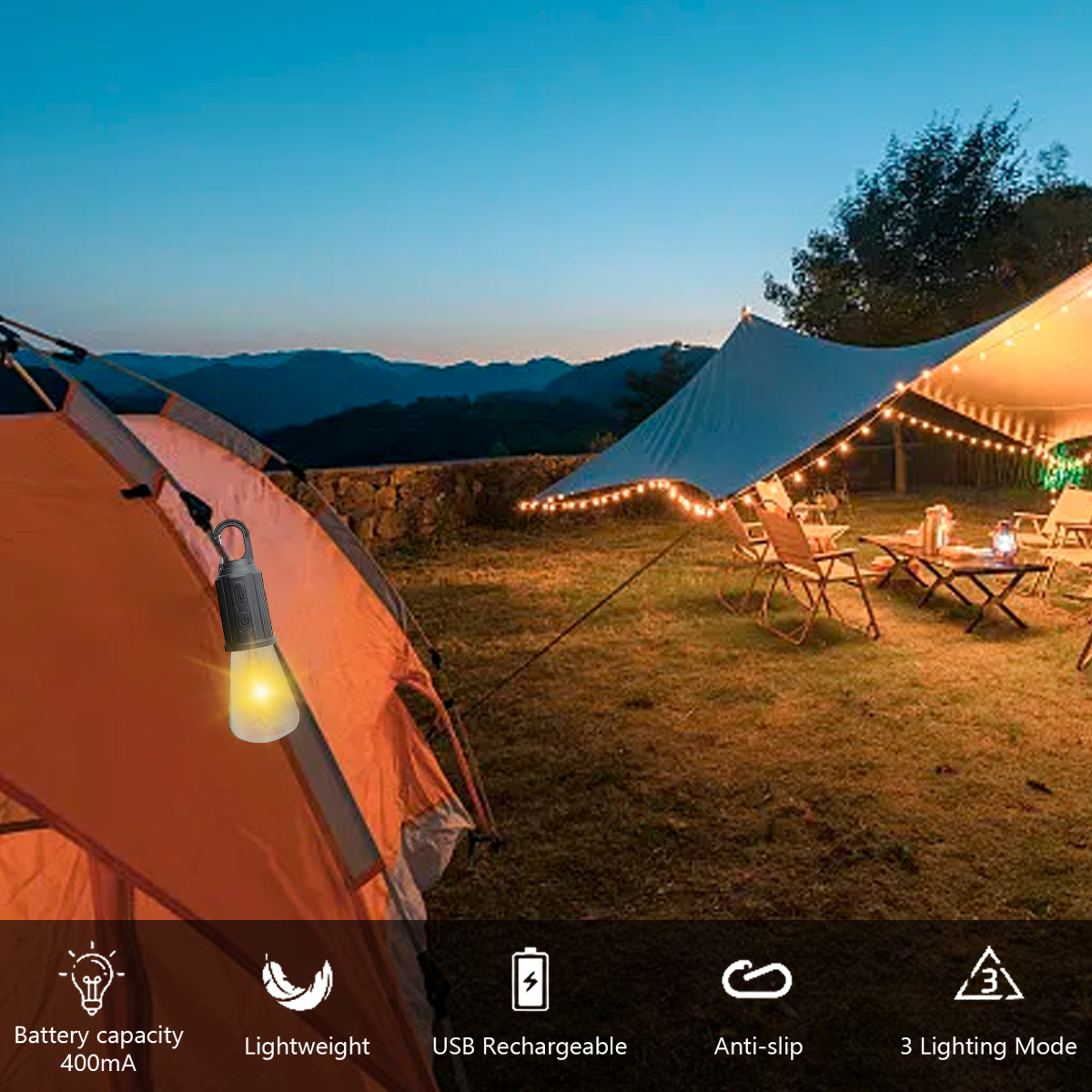 Eine Camping-Szene in der Dämmerung zeigt ein orangefarbenes Zelt, eine beleuchtete Laterne und ein Vordach mit Lichterketten. Berge sind im Hintergrund.