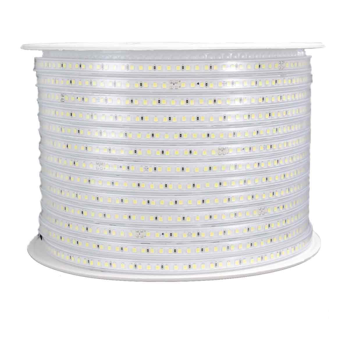 Eine weiße Spule mit LED-Streifen. Der Streifen ist aufgerollt und zeigt viele kleine, helle Lichter. Der Hintergrund ist weiß.
