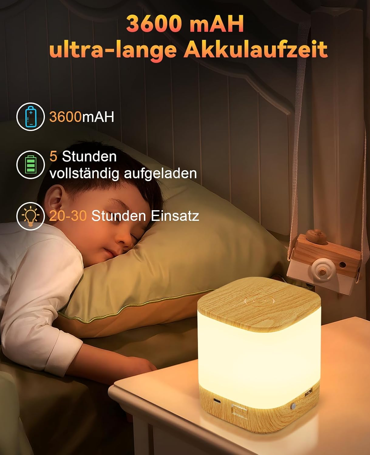 Un bambino dorme accanto a una lampada in legno illuminata su un comodino. Le info grafiche mostrano la durata della batteria e il tempo di ricarica.