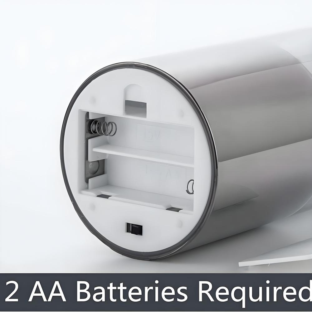 Ein metallisch-grauer Zylinder mit einem weißen Batteriefach. Es werden 2 AA-Batterien benötigt. Ein Schalter ist sichtbar.