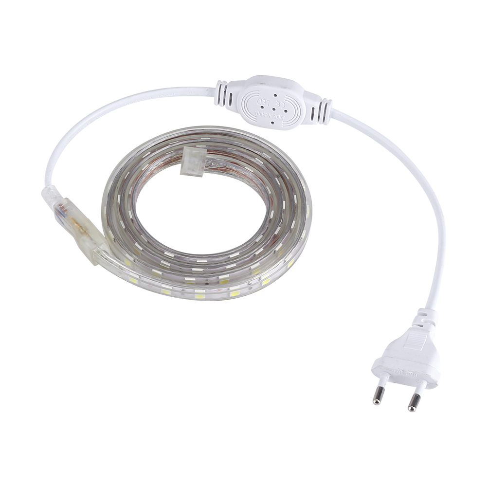 Ein weißes LED-Streifenlicht, aufgerollt, mit Netzteil und Stecker. Der Streifen hat kleine Lichter und eine transparente Abdeckung.
