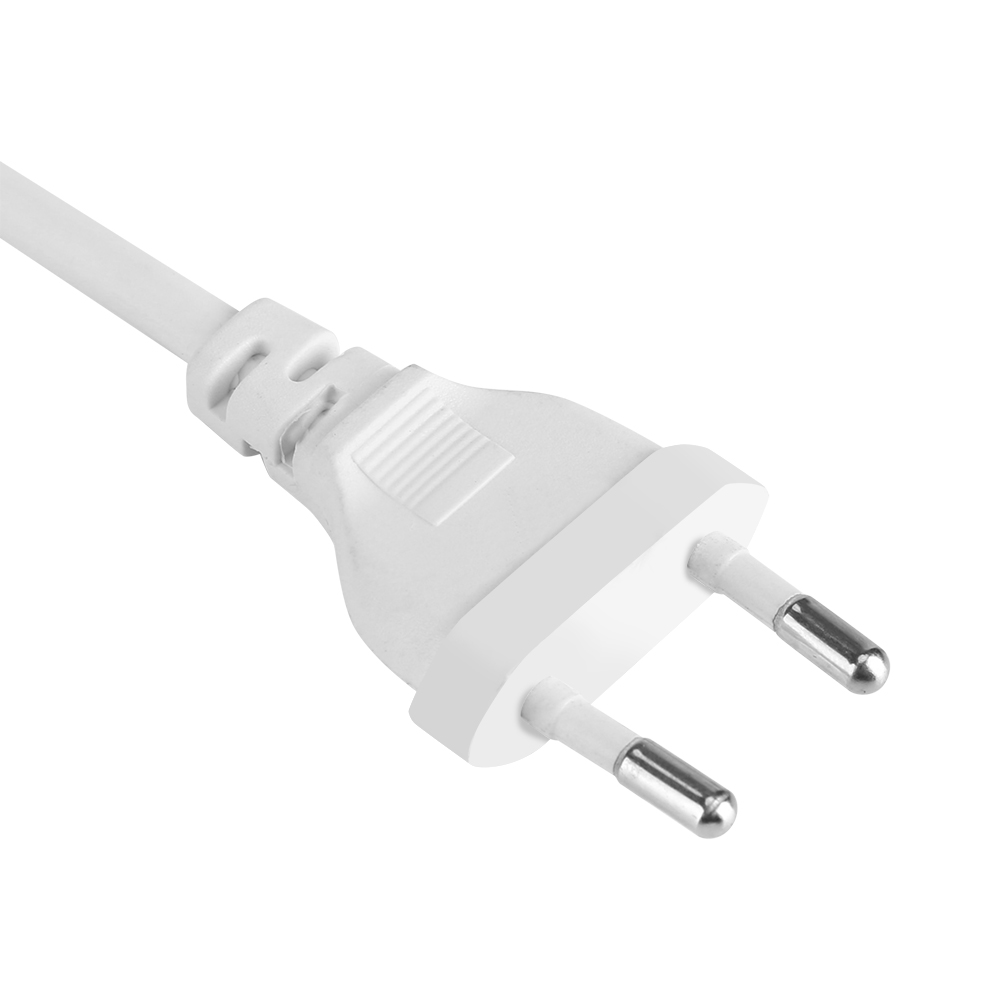 Nahaufnahme eines weißen Euro-Steckers mit zwei silbernen Stiften. Das Kabel ist weiß. Der Hintergrund ist weiß.