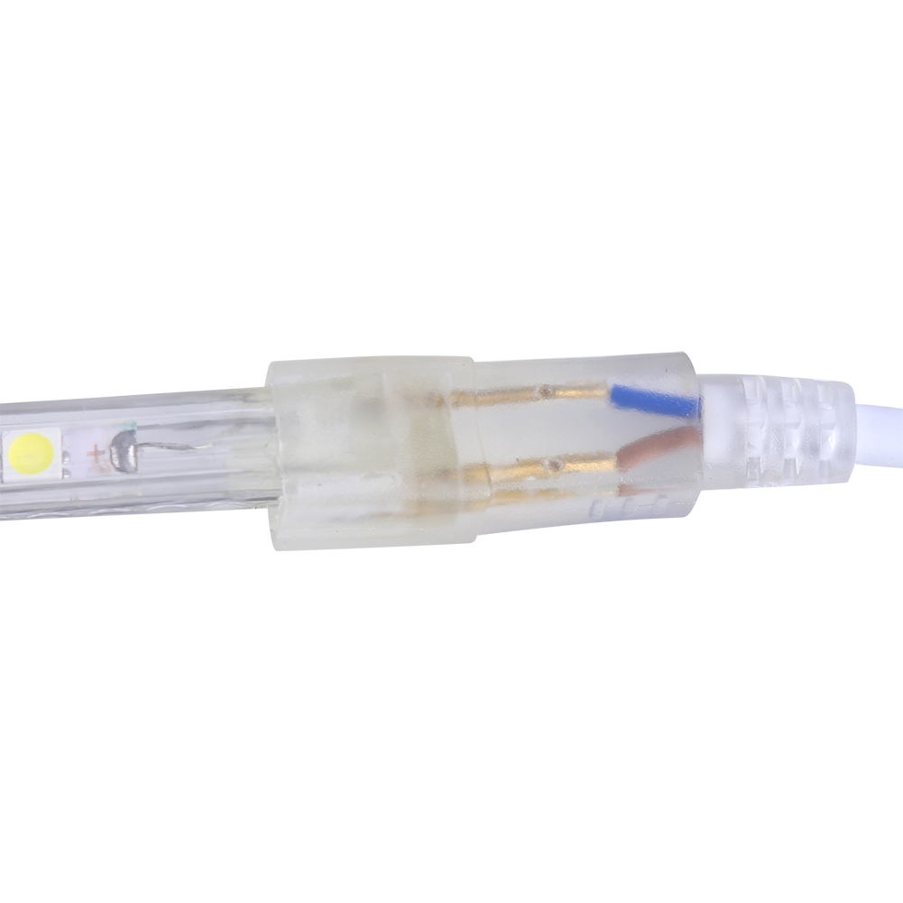 Nahaufnahme eines transparenten Kunststoffverbinders, der ein LED-Streifenlicht mit einem weißen Kabel verbindet. Drähte sind im Inneren sichtbar.