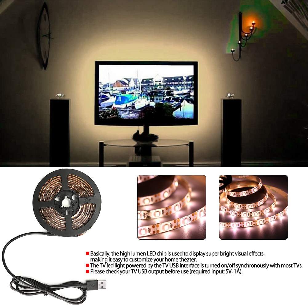 Ein TV-Setup mit LED-Streifen. Ein Fernseher steht auf einem Ständer, Lautsprecher an den Seiten. LED-Streifenrolle und Nahaufnahmen im Vordergrund.