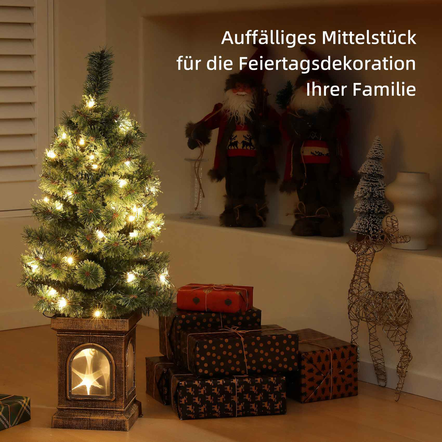 Weihnachtsbaum mit Lichtern, Geschenken, Weihnachtsmannfiguren und Rentierdekoration.