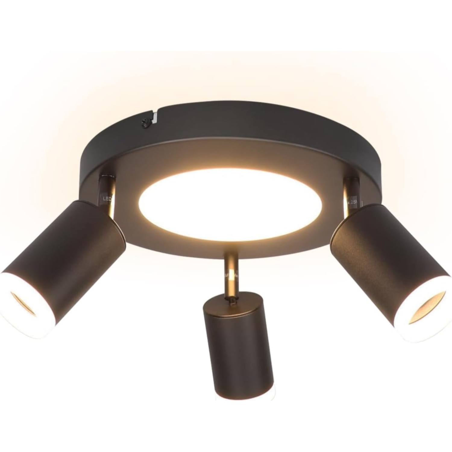 Un moderno faretto da soffitto nero con tre luci regolabili e una luce centrale, che emettono un bagliore bianco caldo.