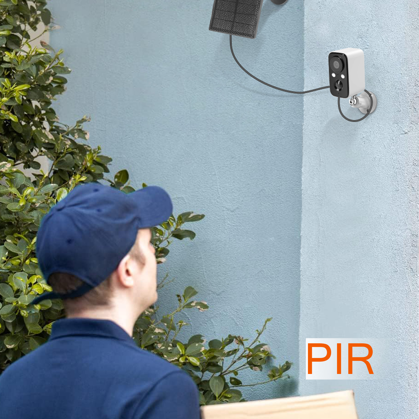 Un hombre con gorra azul se acerca a una casa con una cámara de seguridad. Un panel solar está conectado a la cámara.