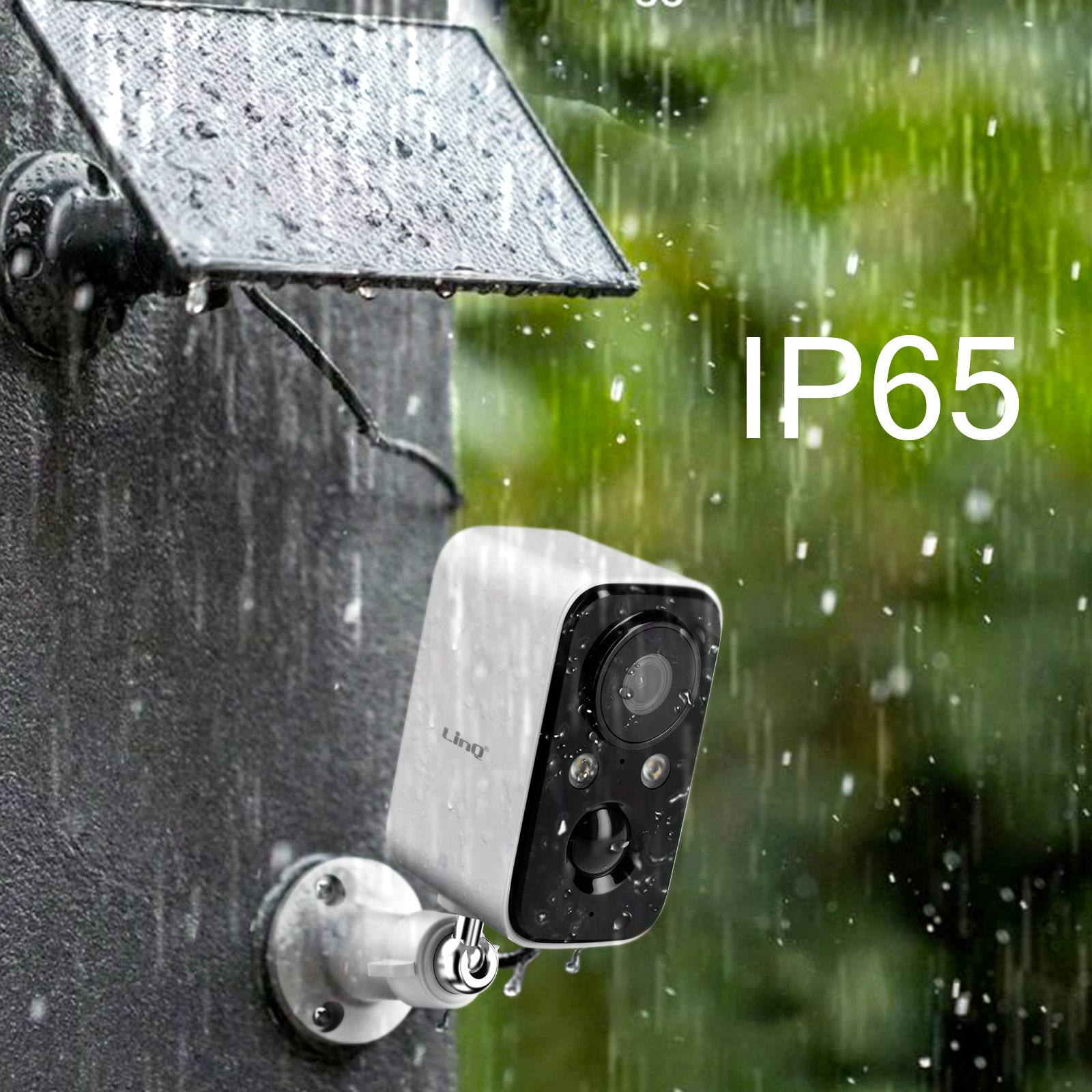 Una cámara de seguridad con un panel solar, montada en una pared. Está lloviendo. El texto 'IP65' es visible.