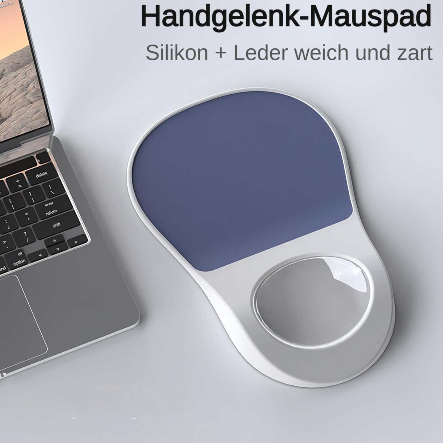 Ein weiß-blaues ergonomisches Mauspapier mit einem Laptop im Hintergrund. Das Mauspapier hat eine Handgelenkauflage.
