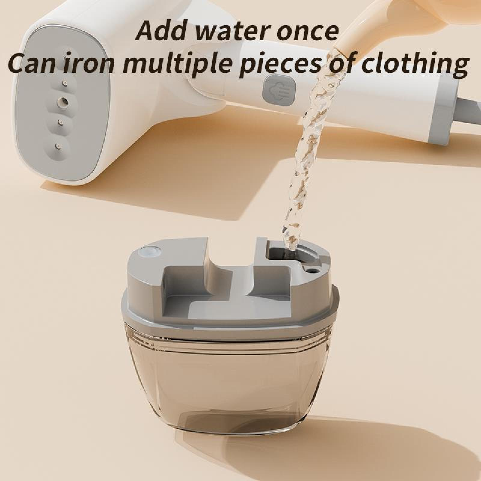 Ein Steamer wird mit Wasser gefüllt. Der Text lautet: Einmal Wasser hinzufügen. Kann mehrere Kleidungsstücke bügeln.