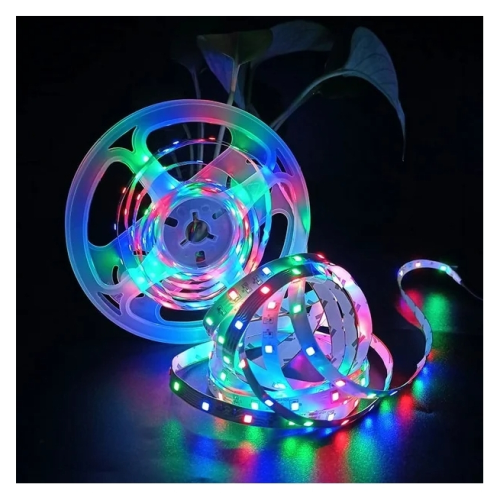 LED-Streifenlichter in einer Rolle, die rote, grüne und blaue Lichter anzeigen. Eine transparente Kunststoffspule hält den Streifen. Dunkler Hintergrund.