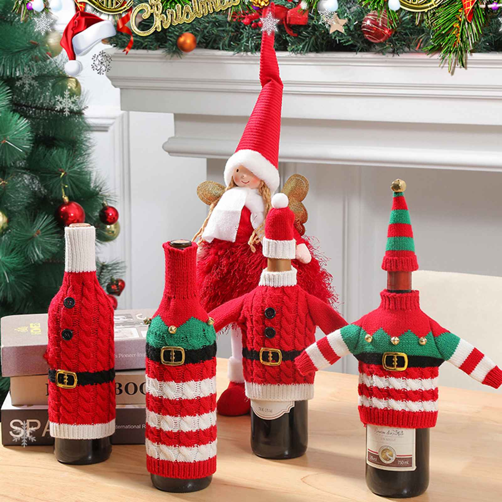 Flaschen in Weihnachtspullovern und eine Elfenpuppe stehen auf einem Tisch. Ein Weihnachtsbaum und Dekorationen sind im Hintergrund.