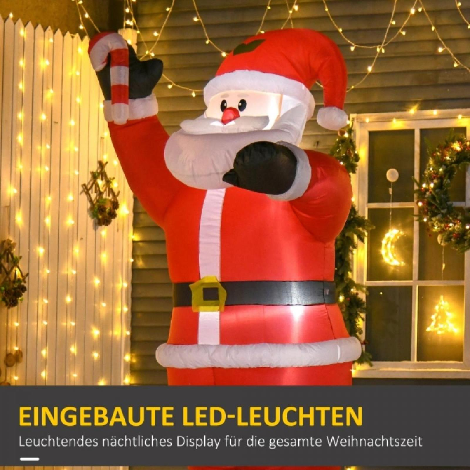 Aufblasbarer Weihnachtsmann mit Zuckerstange, rotem Anzug, weißem Bart und Mütze, beleuchtet mit Lichtern. Weihnachtsdekoration.