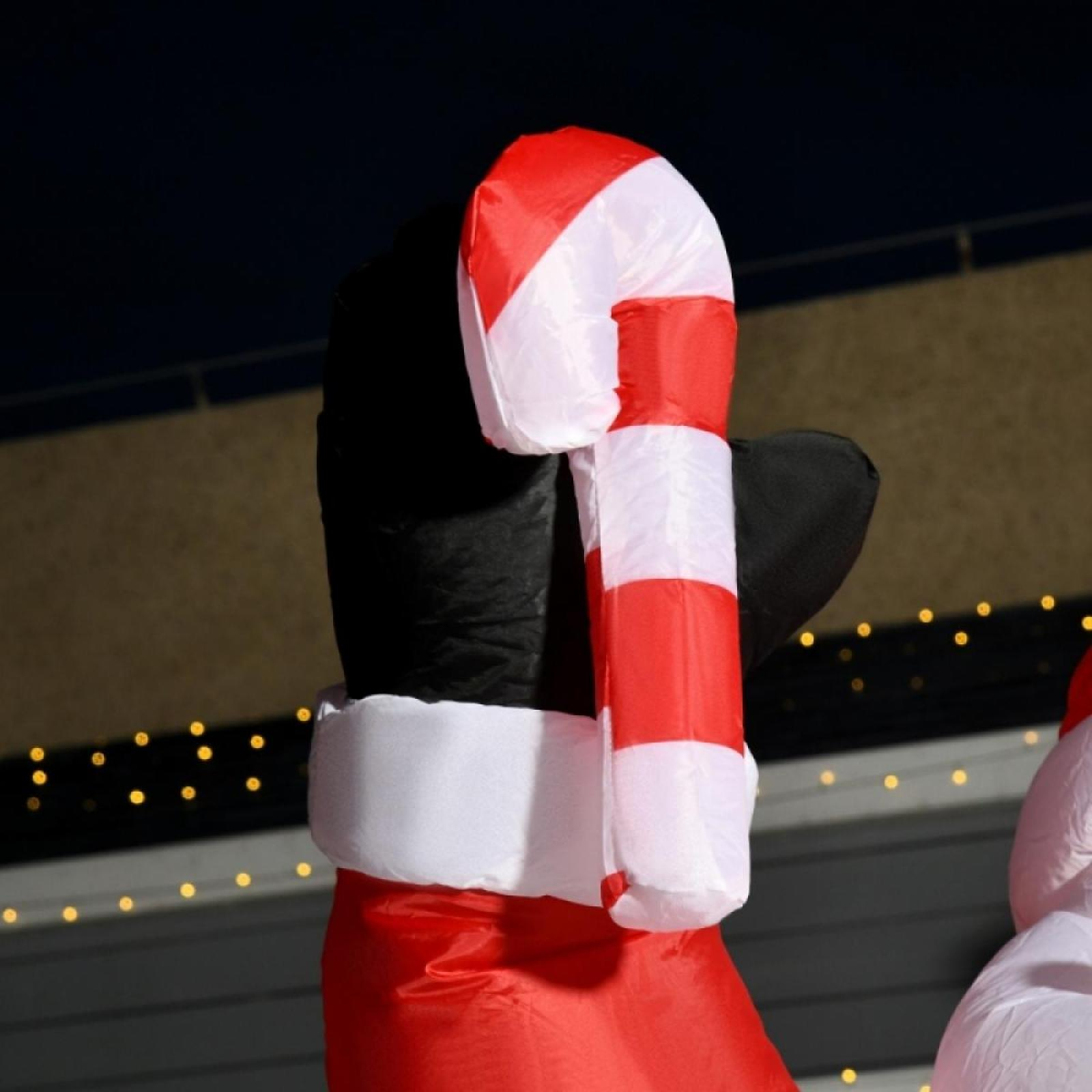Aufblasbare Weihnachtsdekoration: eine rot-weiß gestreifte Zuckerstange, Teil einer Weihnachtsmann-Anzeige.