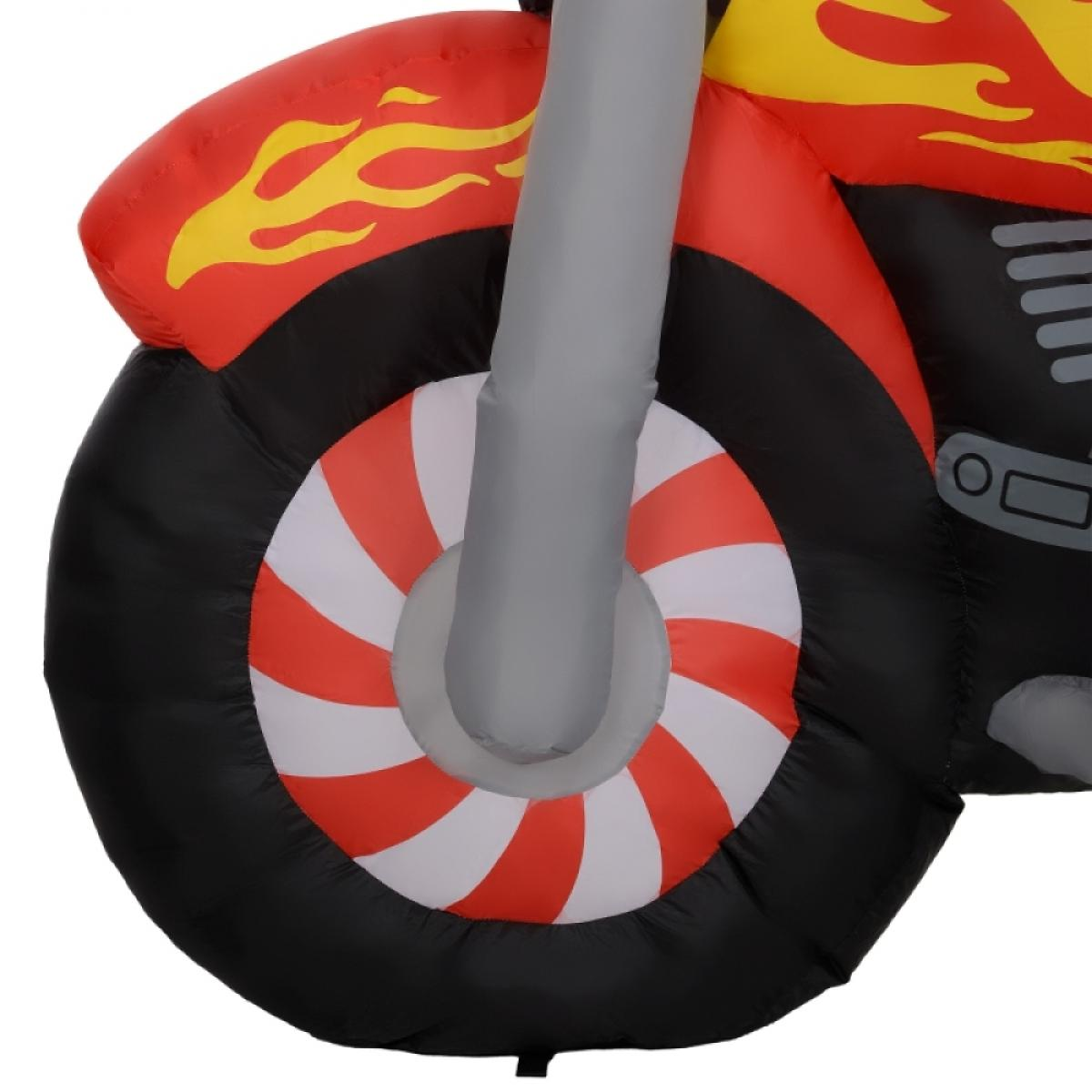 Nahaufnahme eines roten und schwarzen aufblasbaren Motorrads. Das Rad hat rot-weiße Streifen. Flammen sind auf den Körper gemalt.