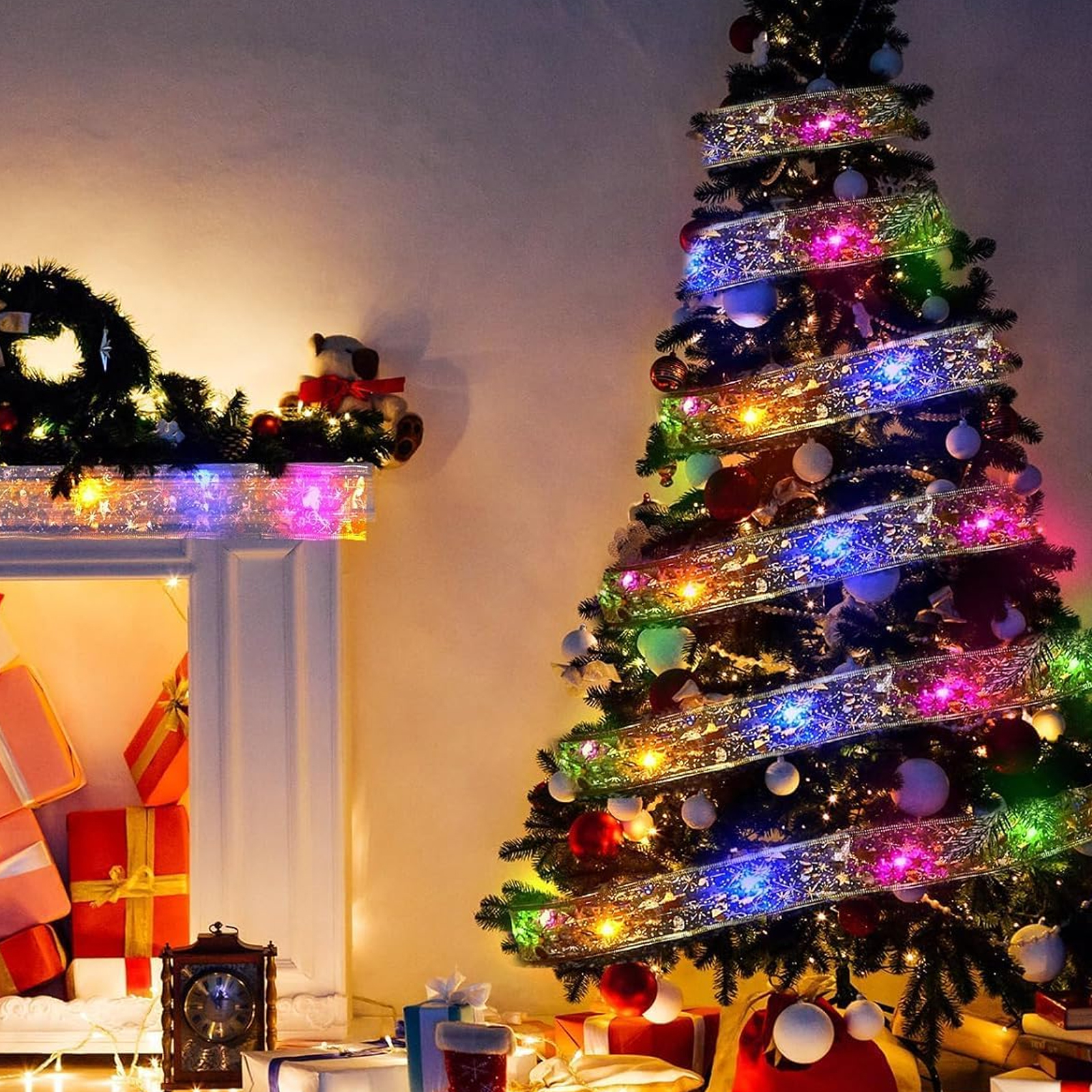 Ein geschmückter Weihnachtsbaum mit Lichtern und Ornamenten steht neben einem Kamin mit Geschenken und einer Uhr.
