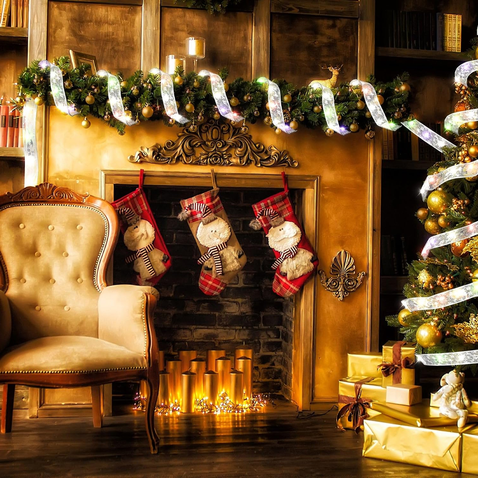 Eine festliche Szene mit Weihnachtsbaum, Kamin mit Strümpfen, Kerzen und einem geschmückten Stuhl.