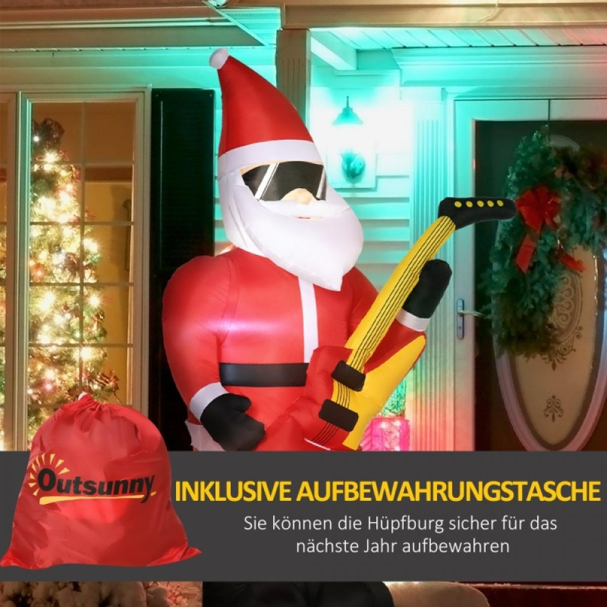 Aufblasbarer Weihnachtsmann mit Sonnenbrille, der eine gelbe Gitarre hält, eine rote Tasche mit Text und eine dekorierte Tür.