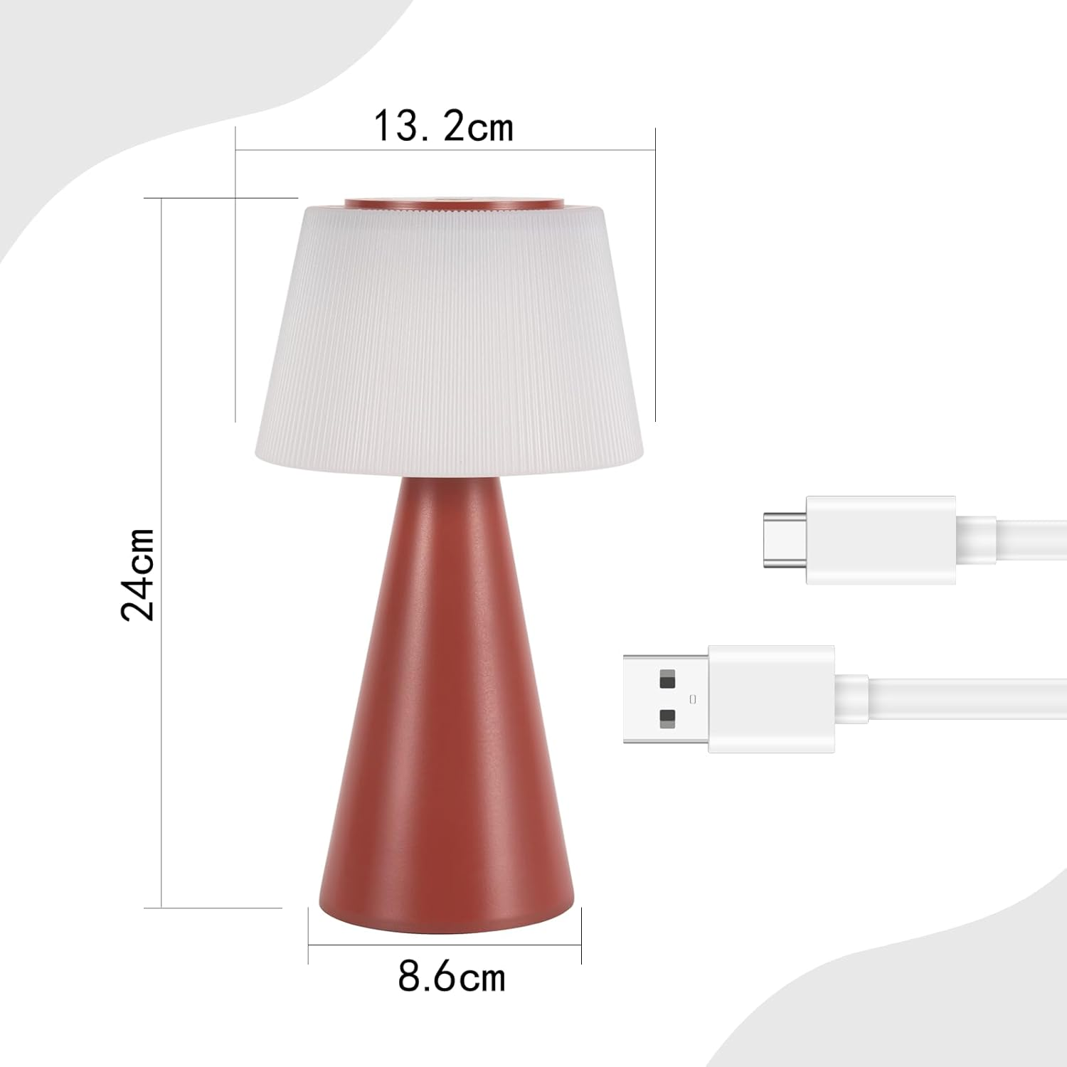 Una lampada da tavolo con dimensioni di 13,2 cm di larghezza, 24 cm di altezza e base di 8,6 cm. Due cavi di ricarica bianchi a destra.