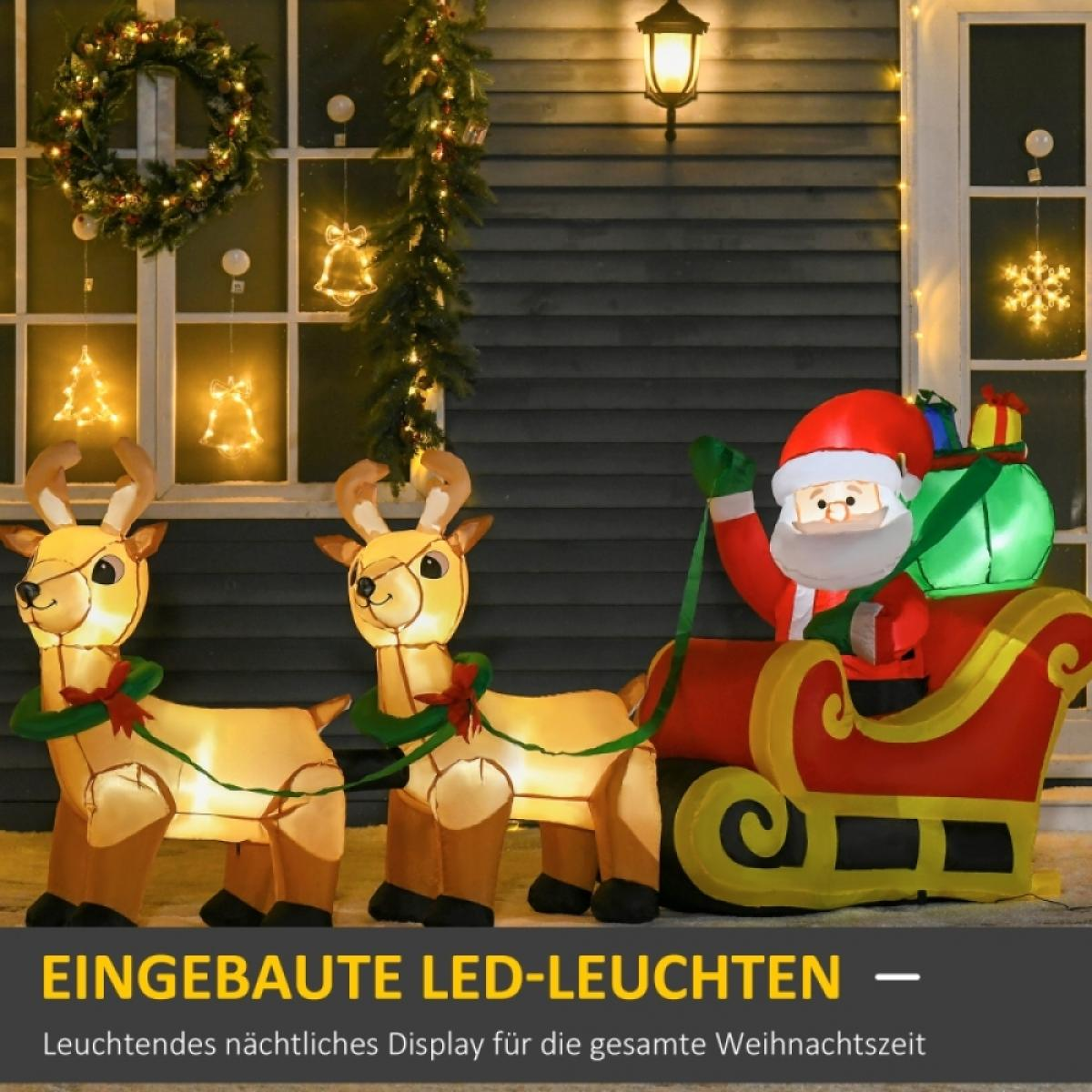 Weihnachtsdekorationen mit beleuchteten Rentieren, die den Weihnachtsmann-Schlitten ziehen. Ein Kranz und Lichter schmücken das Haus.