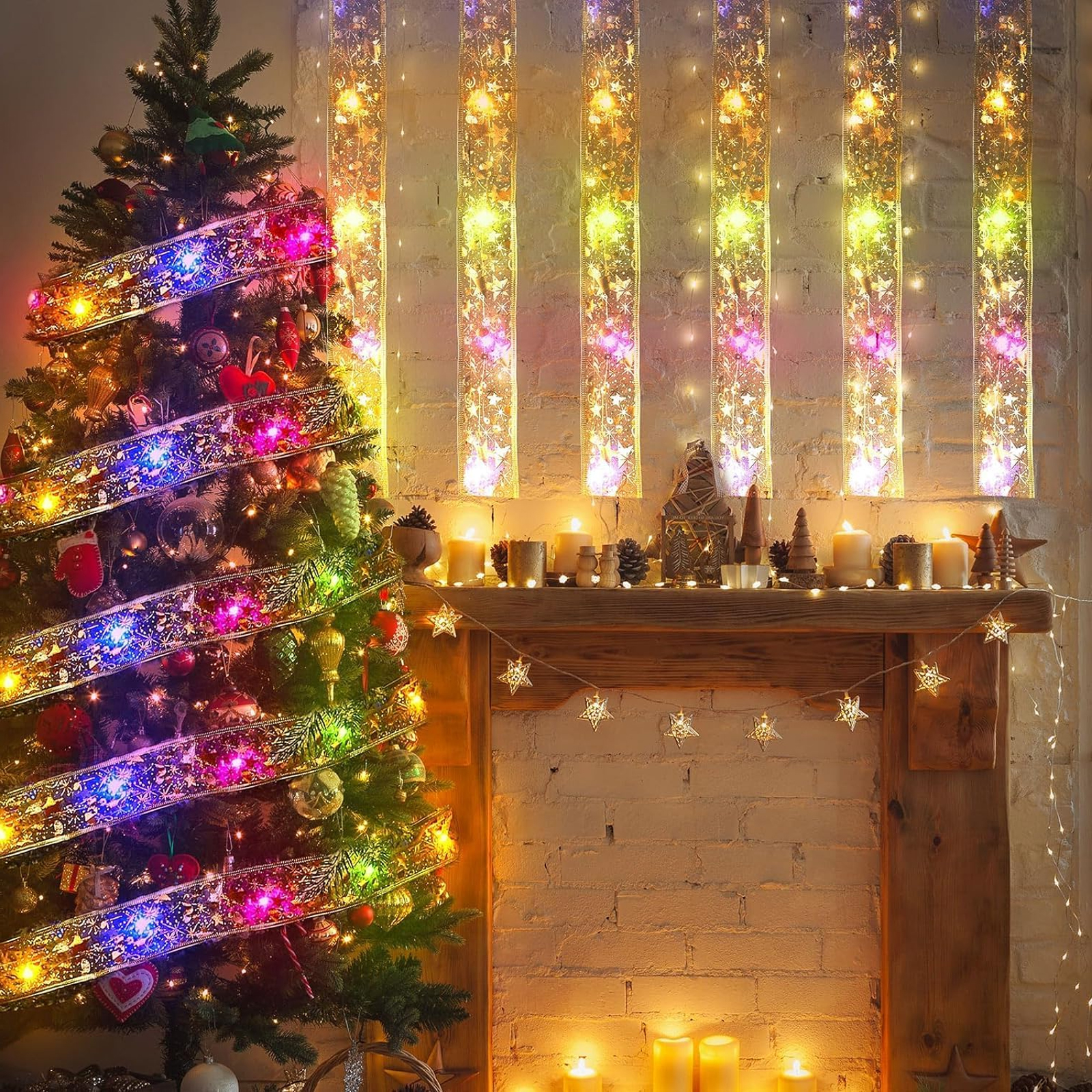 Ein geschmückter Weihnachtsbaum steht links. Kerzen und Lichter schmücken die Szene und schaffen eine festliche Atmosphäre.
