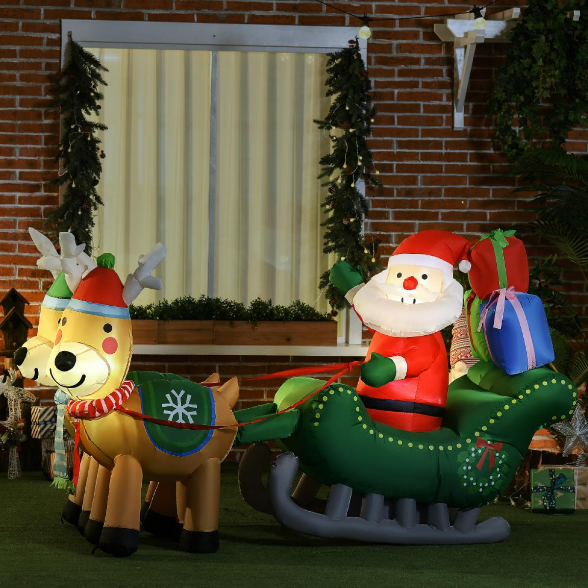 Aufblasbarer Weihnachtsmann in einem von Rentieren gezogenen Schlitten. Weihnachtsmann winkt mit Geschenken hinter sich. Ziegelhintergrund mit Girlande und Fenster.