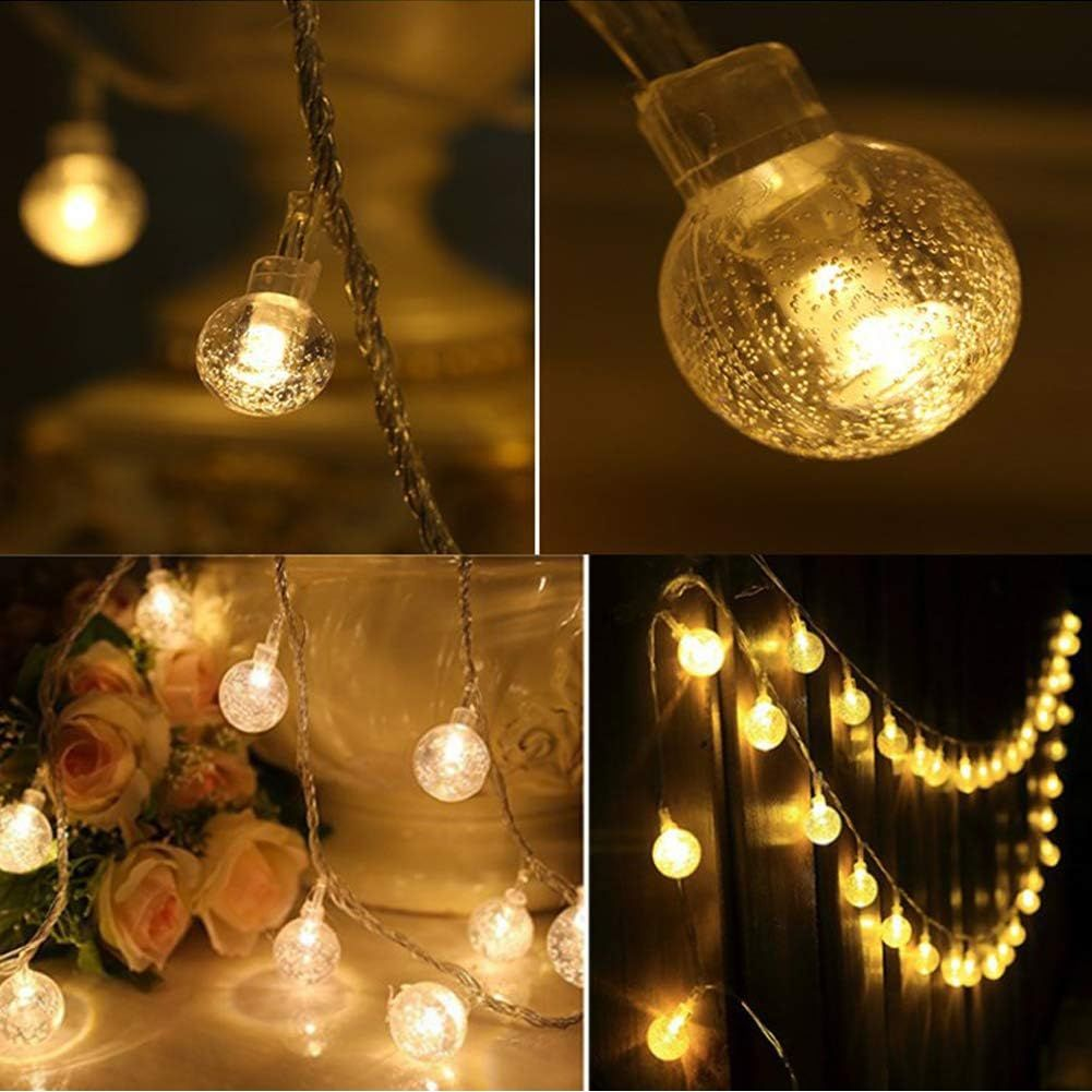 Lichterketten mit klaren, runden Glühbirnen. Einige sind Nahaufnahmen, die Details zeigen. Andere zeigen Lichter mit Blumen und dunklem Hintergrund.