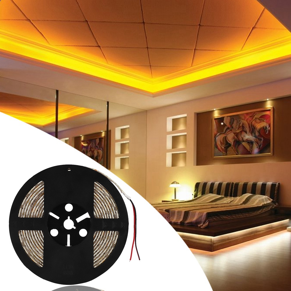 LED-Streifenrolle vor einem Schlafzimmer mit warmer Beleuchtung. Die Decke hat ein dekoratives Muster und ein Bild an der Wand.