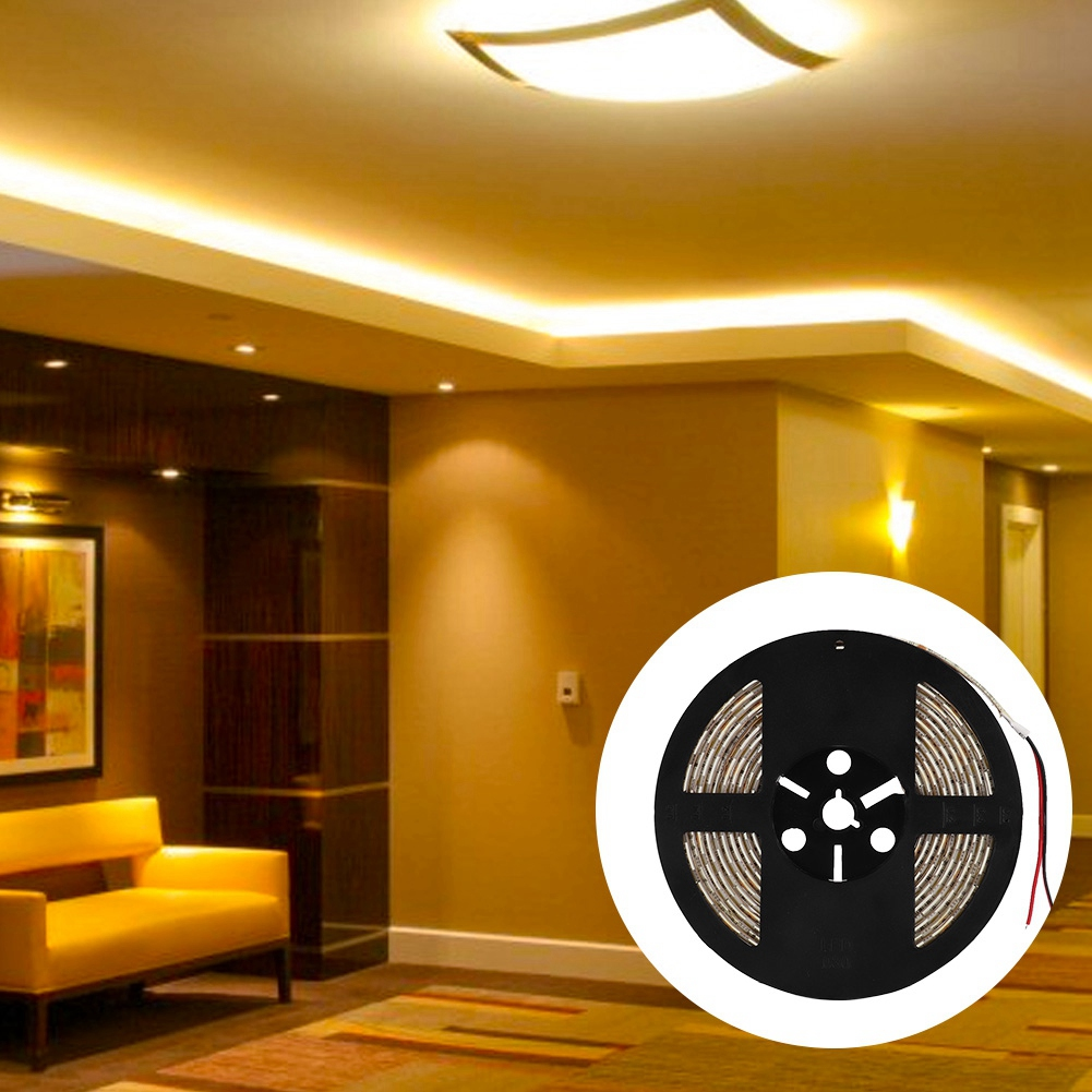 Ein Raum mit gelber Beleuchtung. Eine Rolle mit LED-Streifen im Vordergrund. Gelbes Sofa und Kunst an der Wand. Deckenleuchten.
