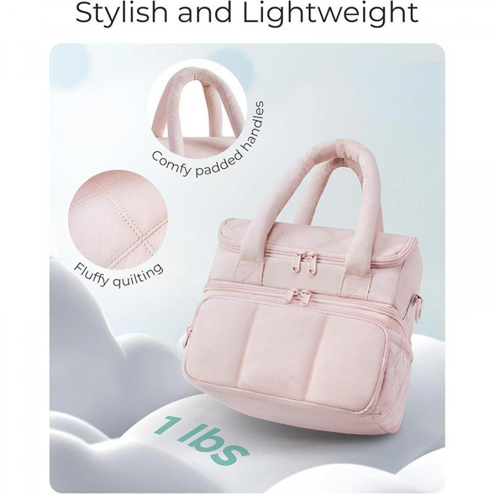 Eine rosa, gesteppte Wickeltasche mit gepolsterten Griffen und Reißverschlüssen. Die Tasche ist mit "1 lbs" beschriftet.
