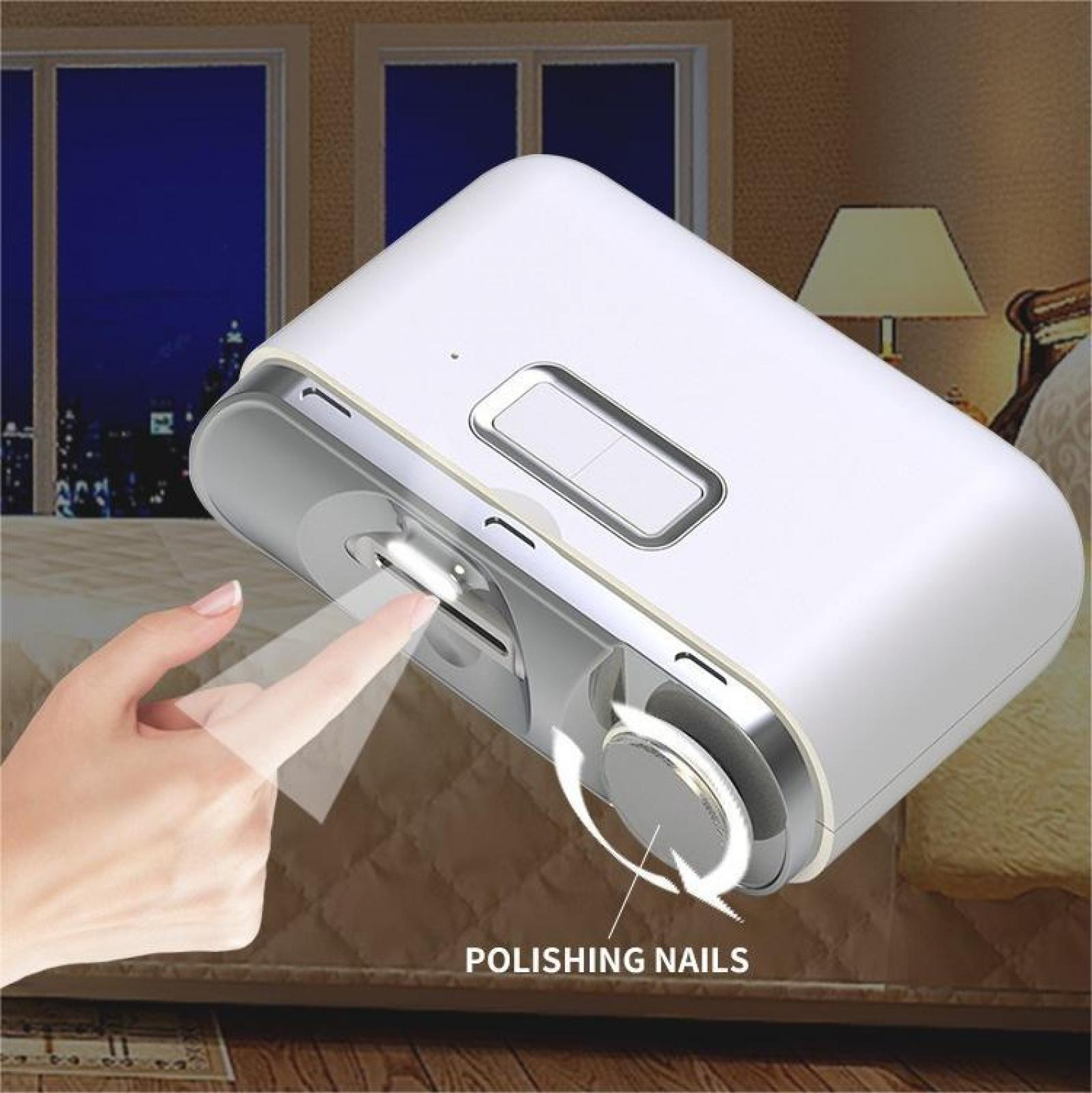 Ein weißes Nagelpoliergerät mit einem Finger, der auf das Gerät zeigt. Der Hintergrund zeigt einen Raum und eine Lampe.