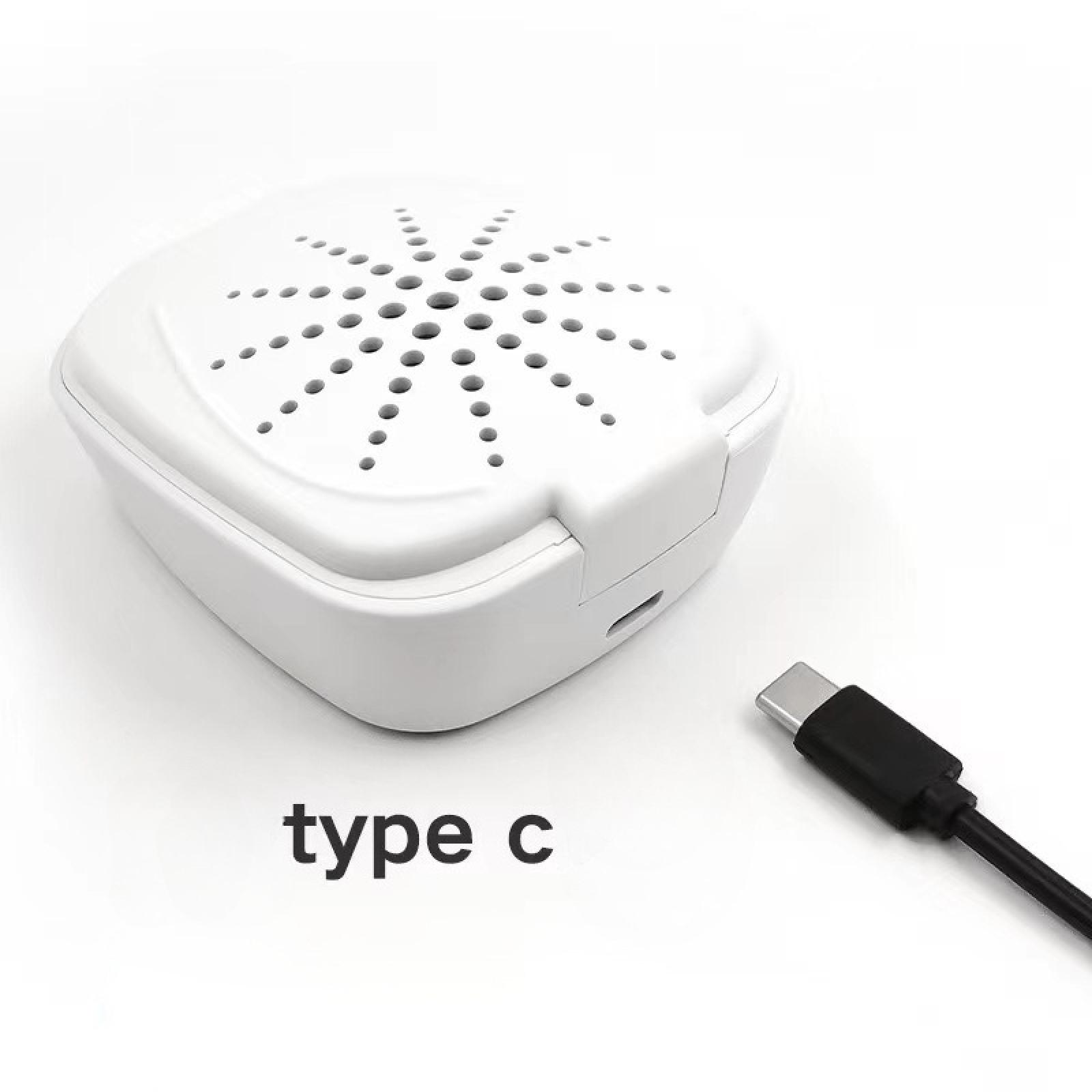 Ein weißes Gerät mit Löchern, ein USB-C-Kabel und die Worte 'Typ C'. Der Hintergrund ist weiß.
