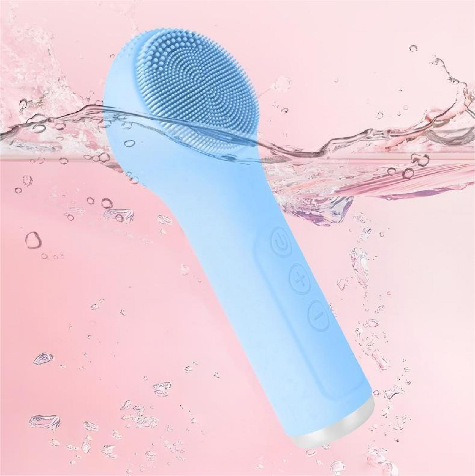 Eine blaue Gesichtsreinigungsbürste im Wasser, mit rosa Hintergrund. Wassertropfen sind sichtbar.