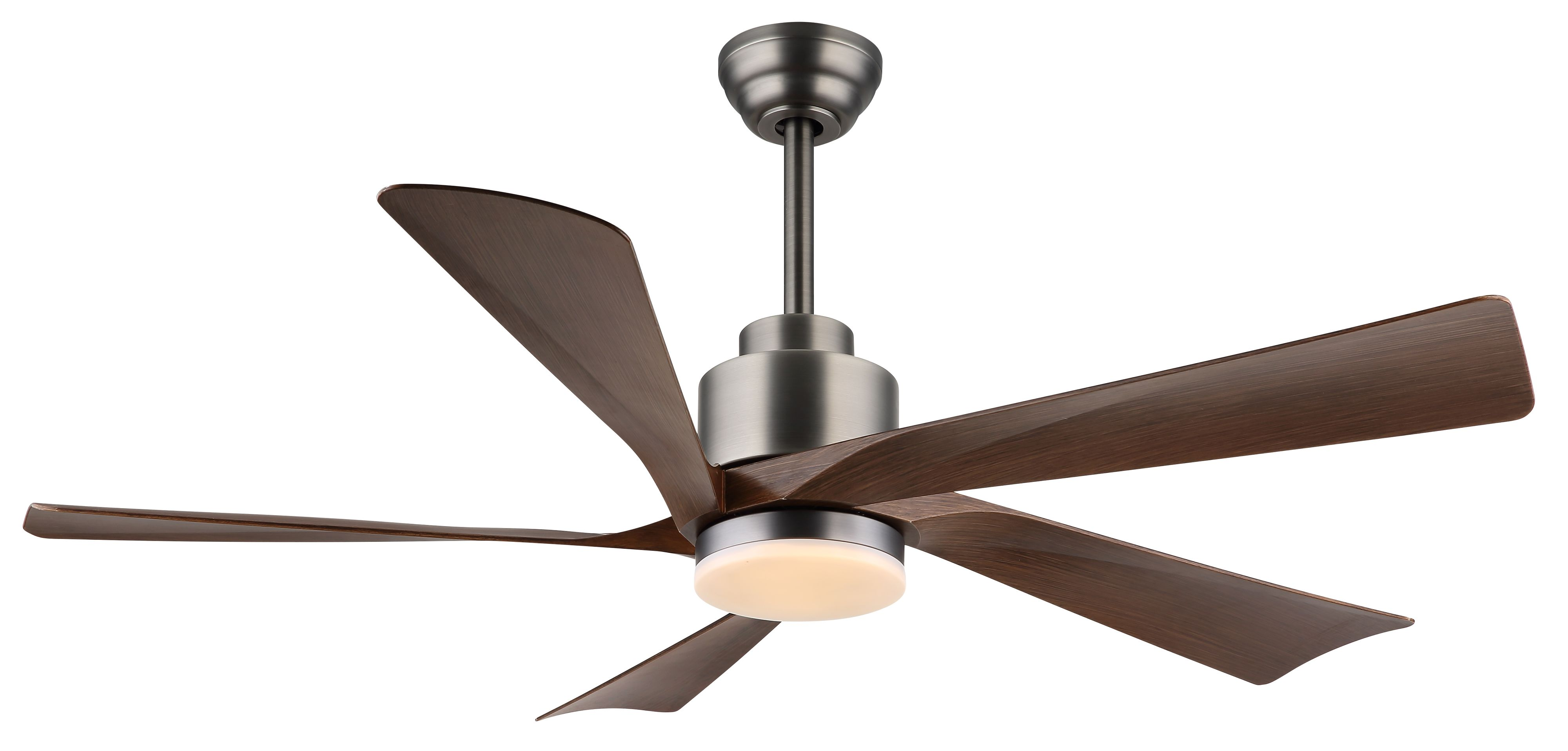 Ein moderner Deckenventilator mit fünf dunkelbraunen Flügeln und einer gebürsteten Nickeloberfläche. Das Licht ist an und gibt einen warmen Schein ab.