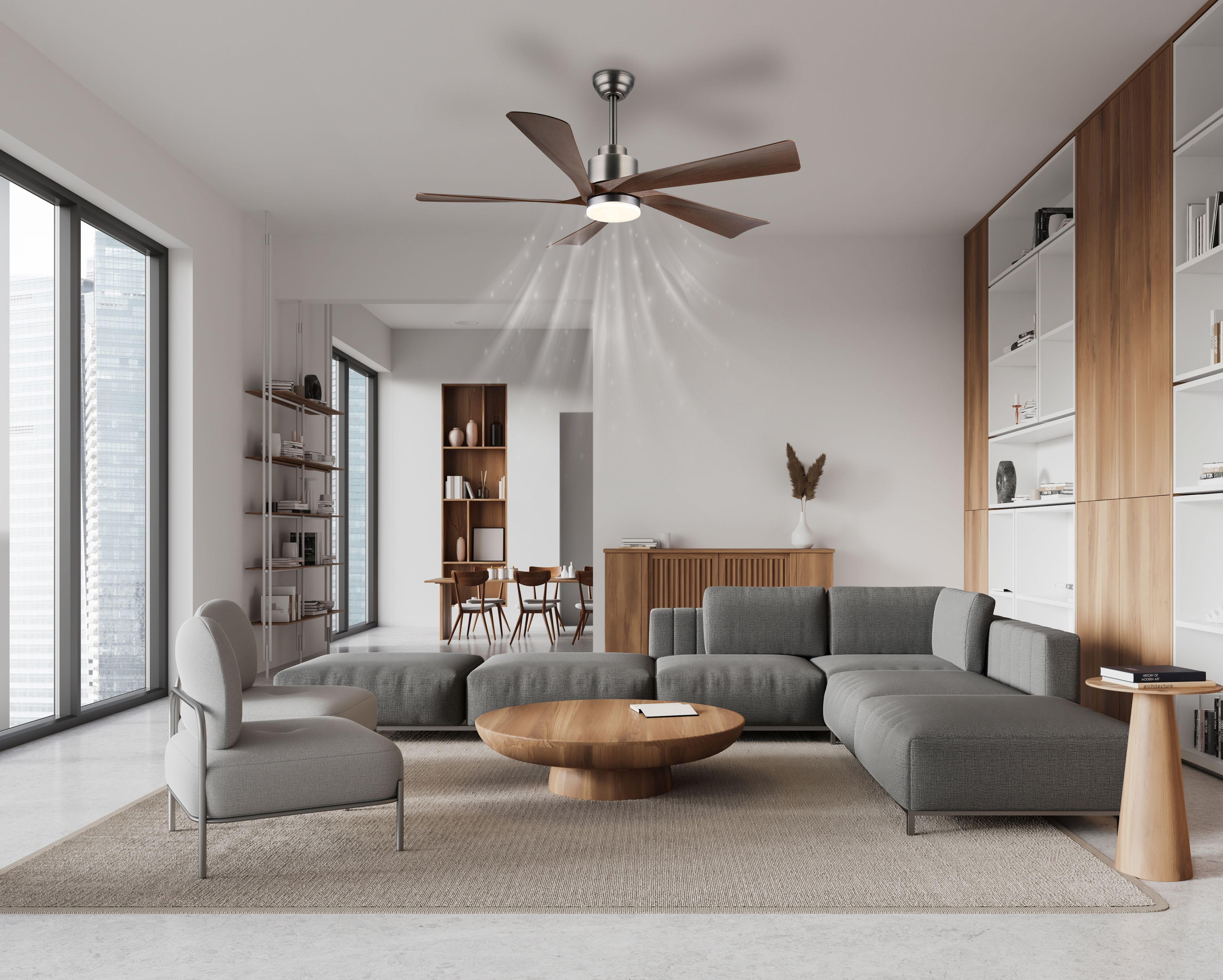 Ein modernes Wohnzimmer mit Deckenventilator, grauem Ecksofa, Holztisch und Teppich.