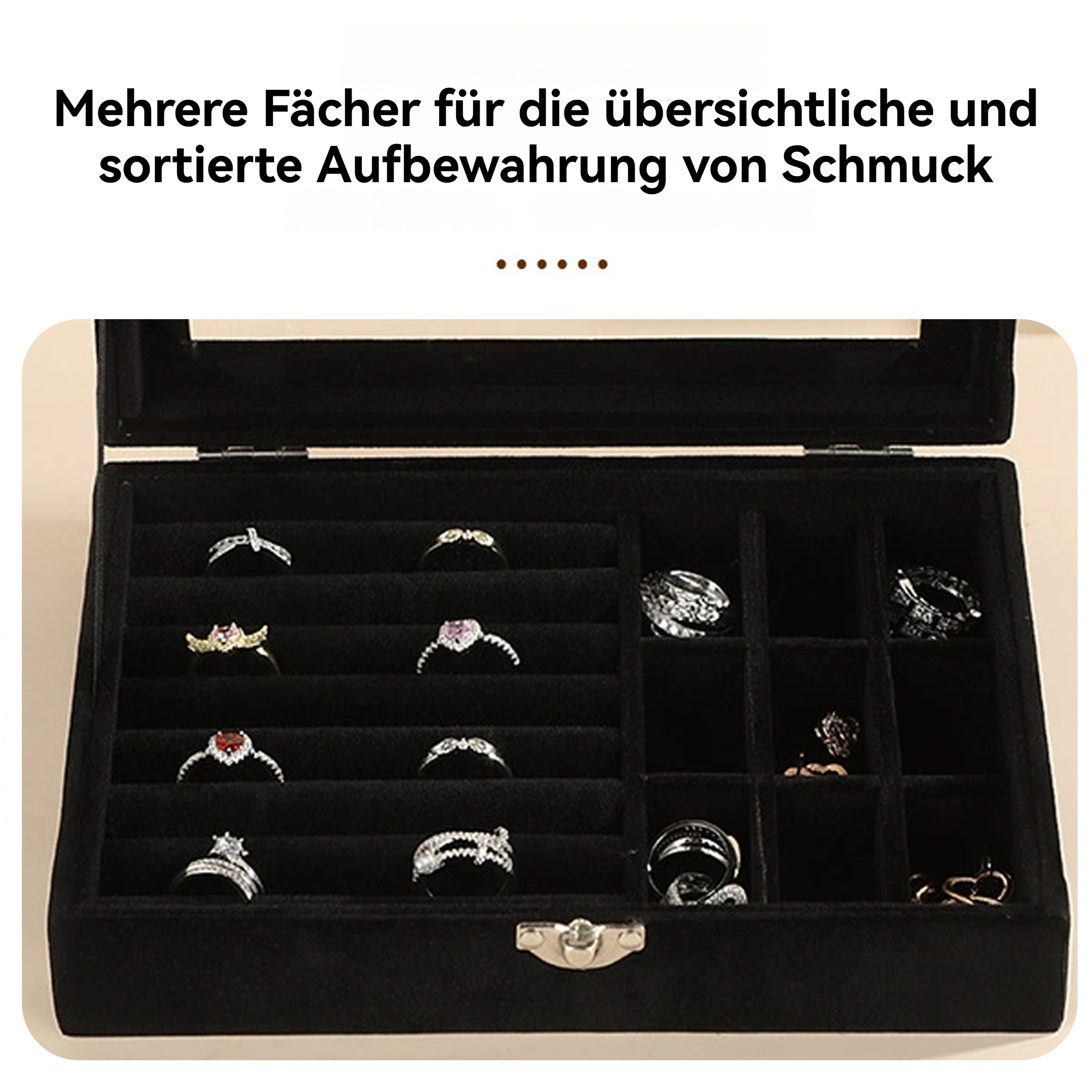 Schwarze Schmuckschatulle mit Ringen gefüllt. Die Box hat Fächer zur Organisation. Ringe haben verschiedene Designs und Farben.