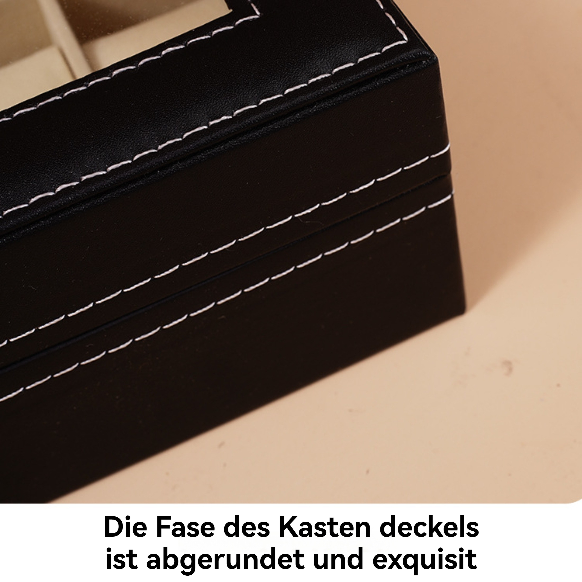 Nahaufnahme einer schwarzen Lederbox mit weißen Nähten. Beigefarbener Hintergrund. Die Box hat einen transparenten Deckel.