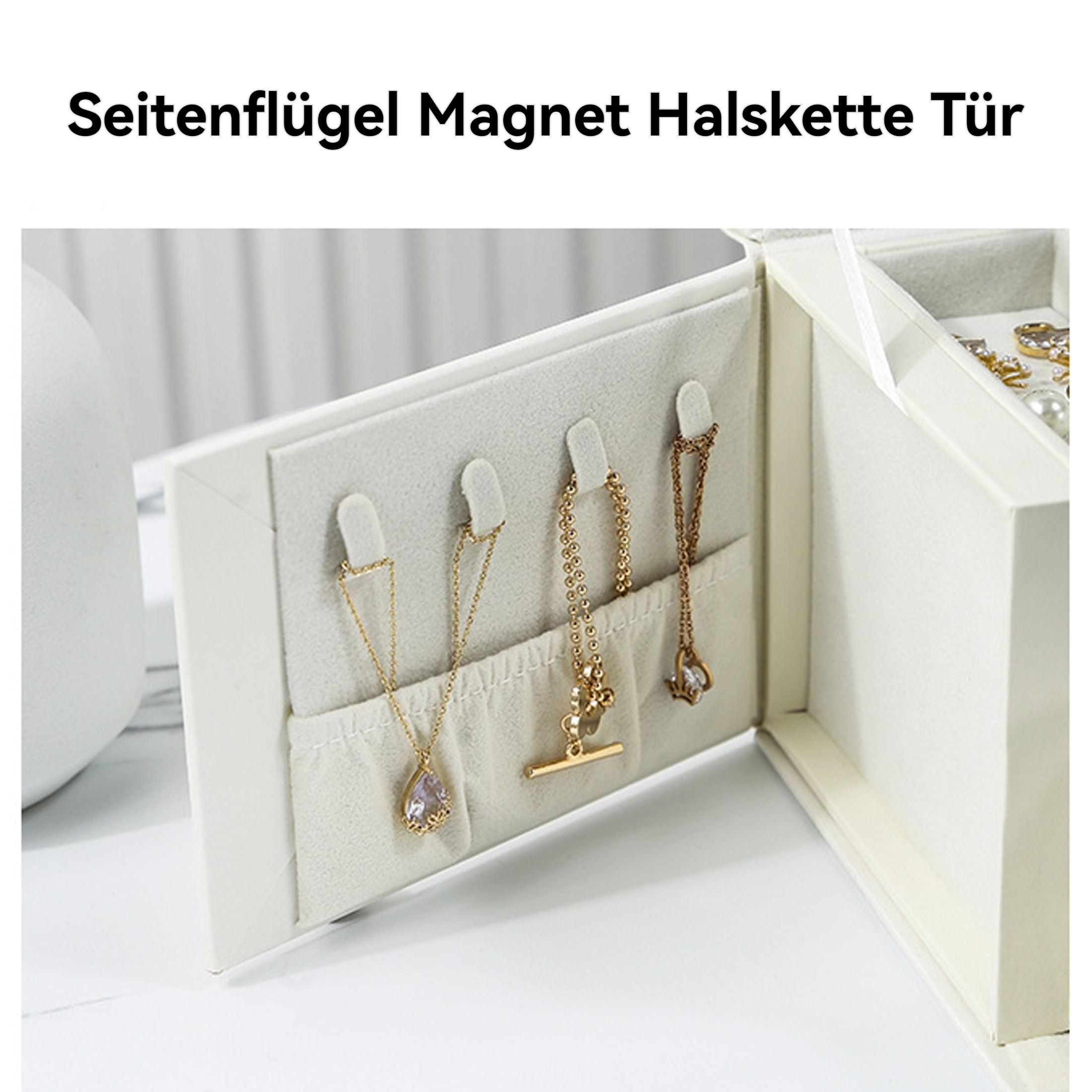 Geöffnete Schmuckschatulle mit Halsketten. Drei goldene Halsketten mit Anhängern hängen im Inneren. Weiße Box auf weißer Oberfläche.