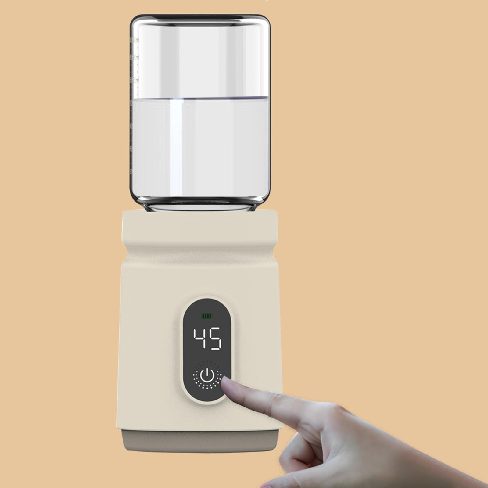Ein beigefarbener Wasserspender mit Glas, Digitalanzeige 45, Finger drückt Power-Knopf.