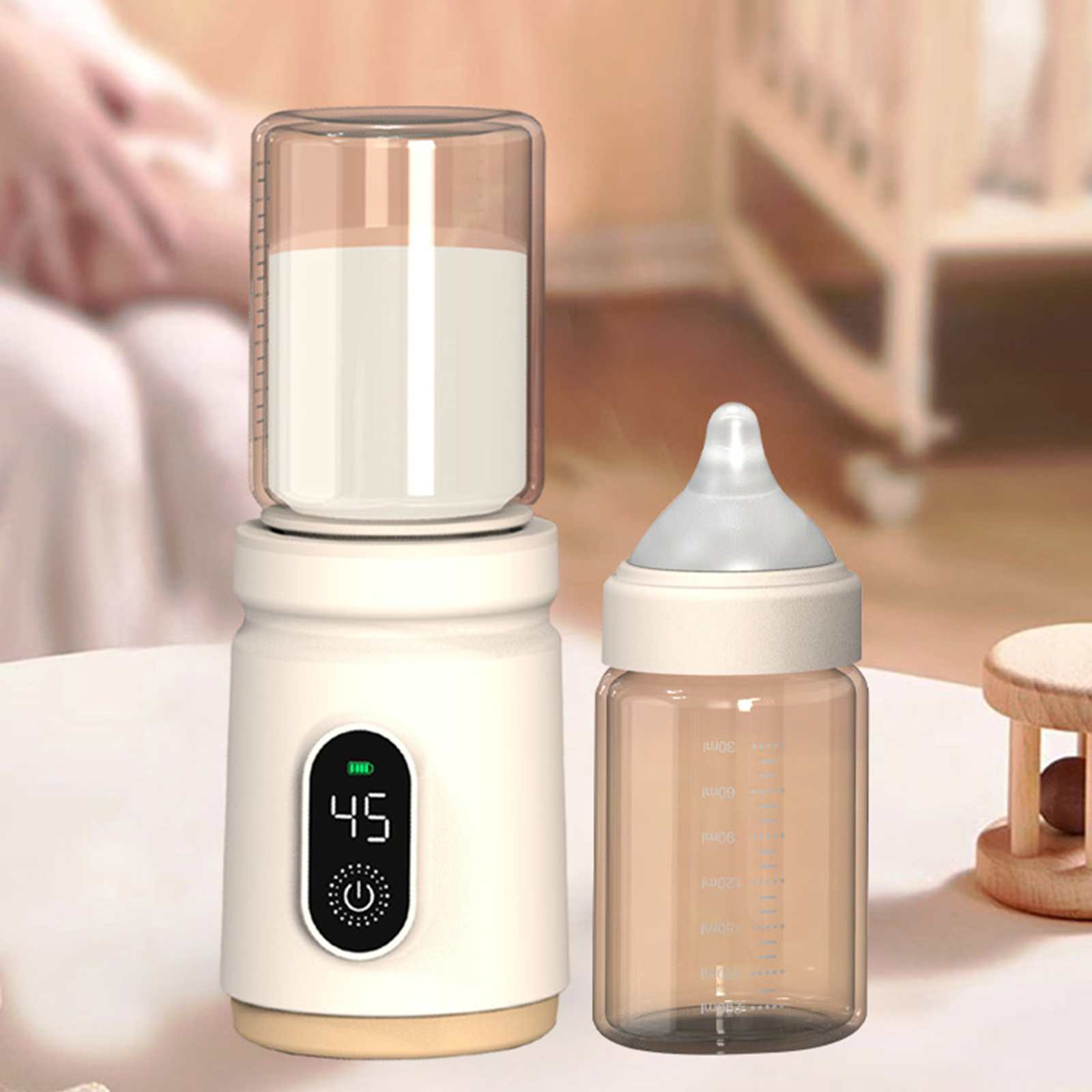 Ein Babyflaschenwärmer und eine leere Flasche mit Sauger. Der Wärmer hat Milch. Ein Holzspielzeug ist im Hintergrund.