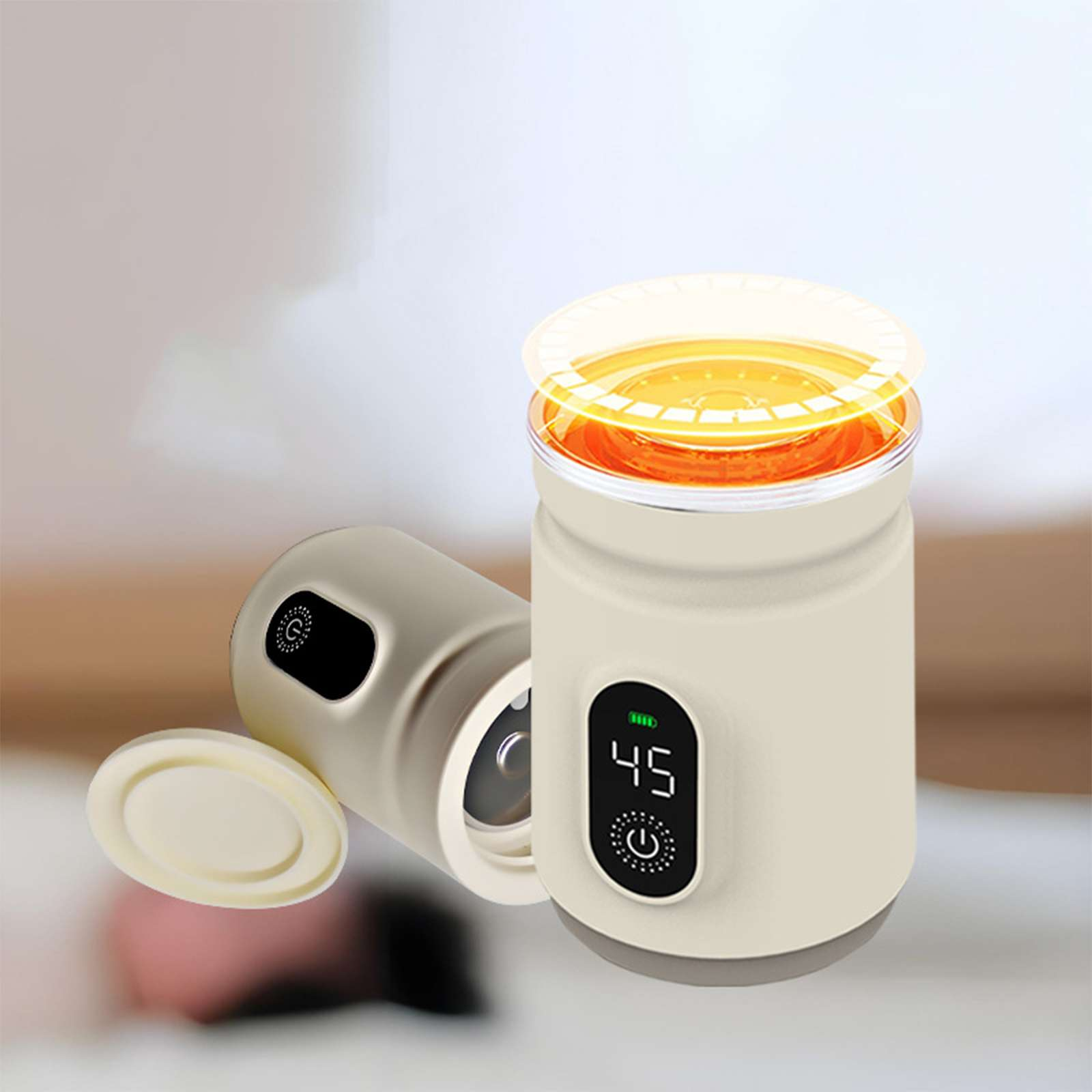 Zwei beige Thermobecher, einer offen, mit orangefarbener Flüssigkeit. Einer zeigt eine digitale Temperatur von 45. Weißer Hintergrund.