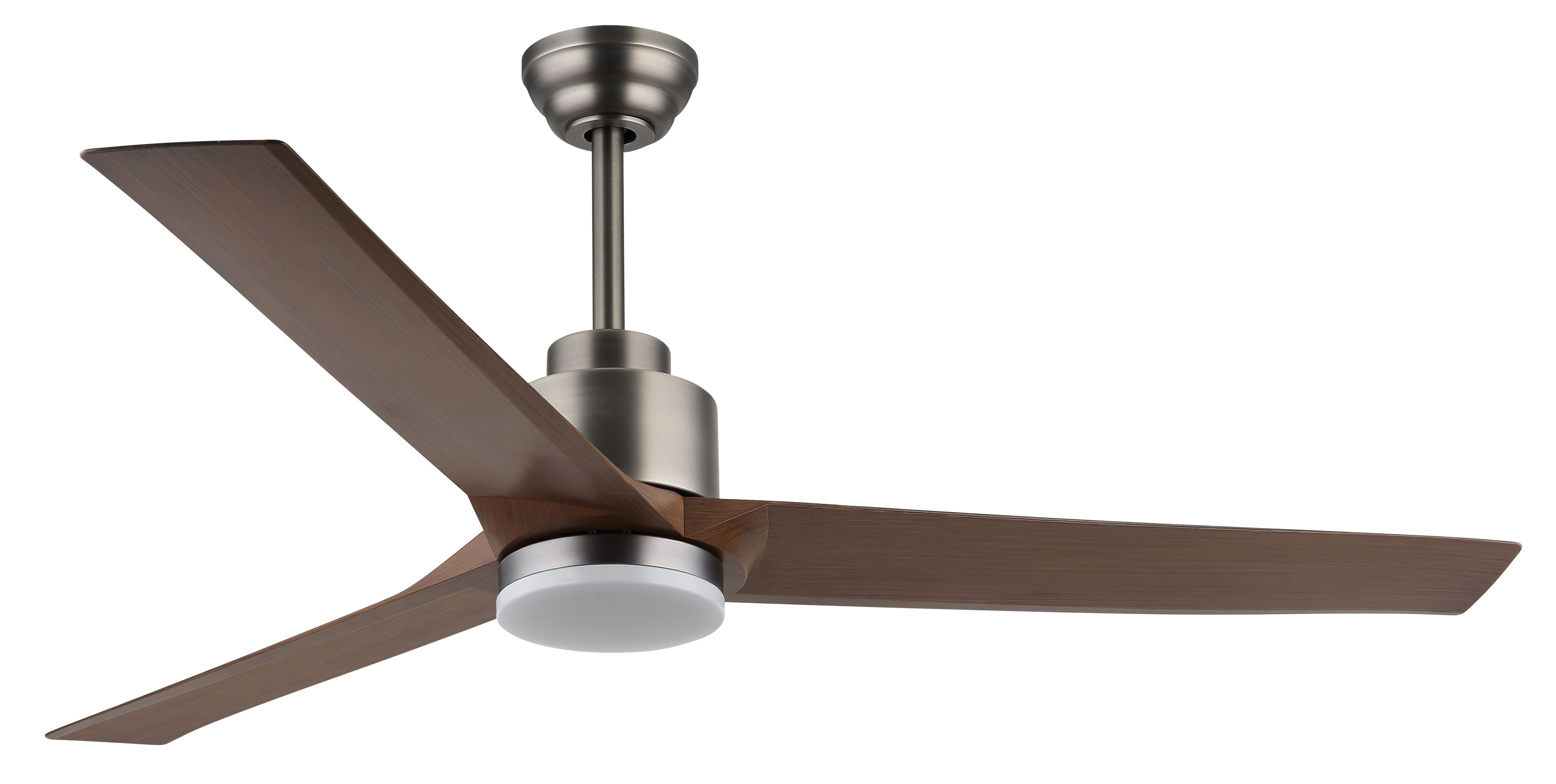 Ein moderner Deckenventilator mit drei braunen Flügeln. Das Motorgehäuse ist silberfarben, das Licht ist weiß. Der Hintergrund ist weiß.