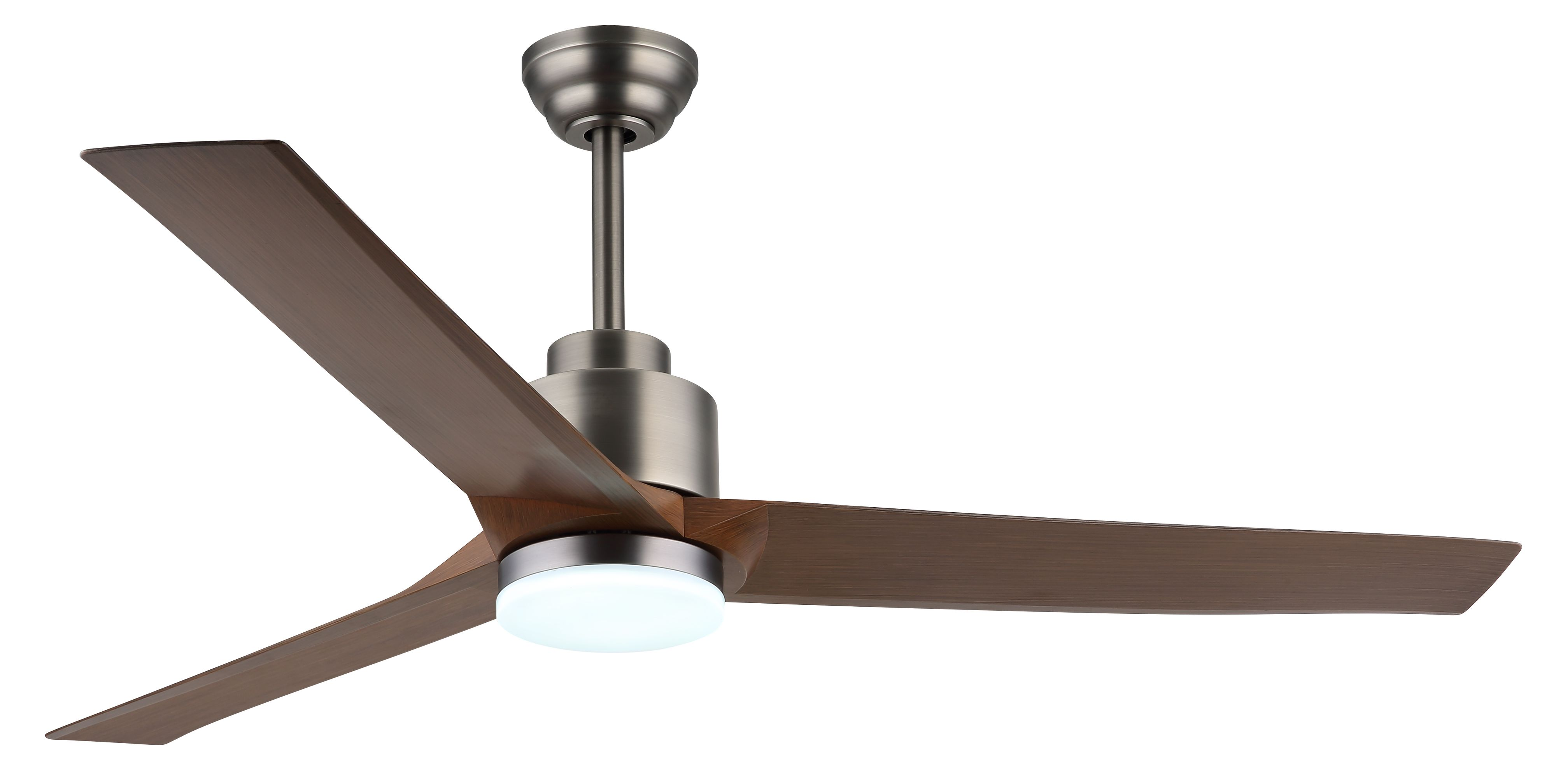 Ein Deckenventilator mit drei braunen Flügeln und einem silbernen Motorgehäuse. Die Flügel sind abgewinkelt und das Licht ist an.