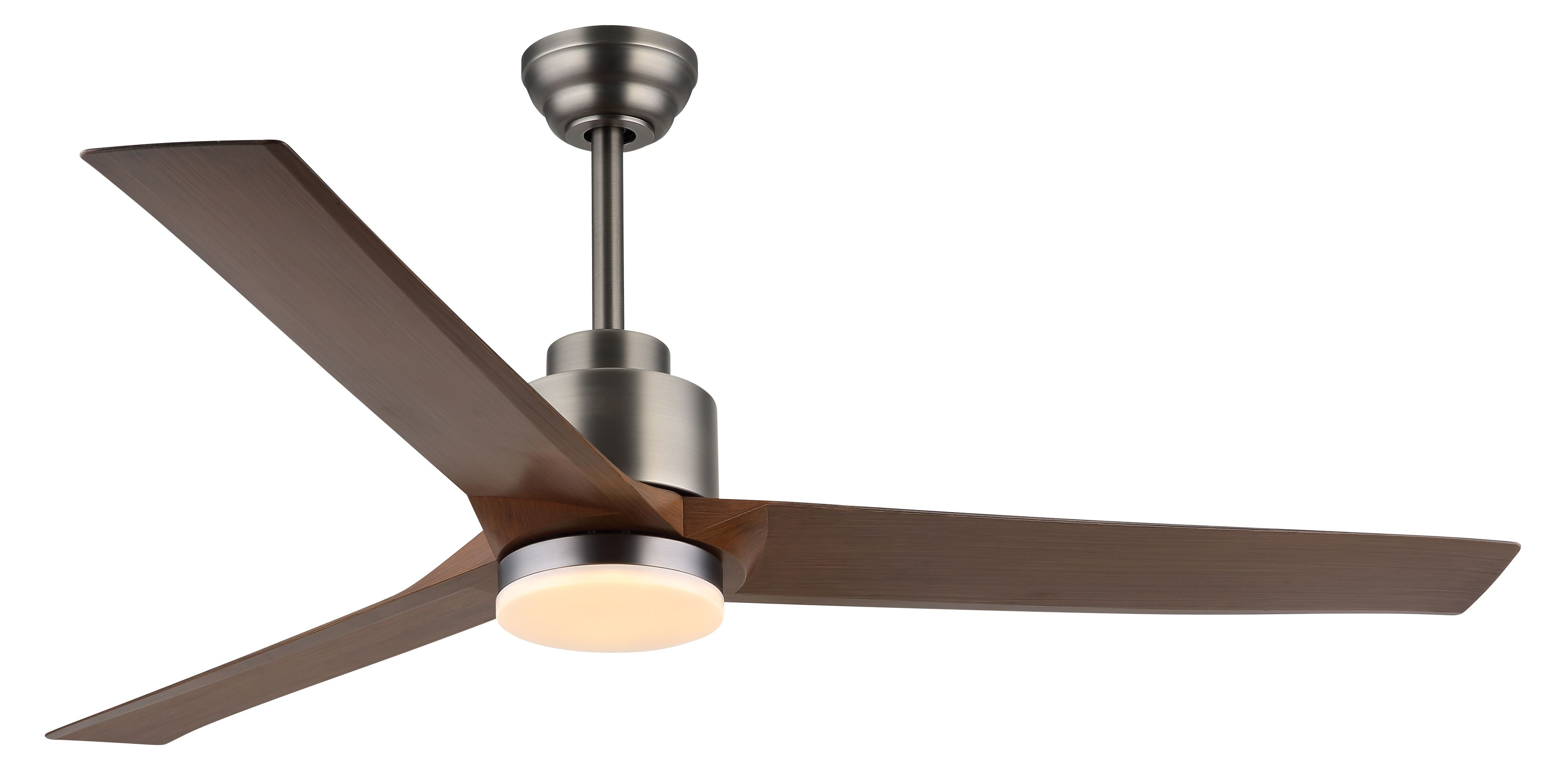 Ein moderner Deckenventilator mit drei braunen Flügeln, einem metallischen Motorgehäuse und einer zentralen Leuchte. Isoliert auf weißem Hintergrund.